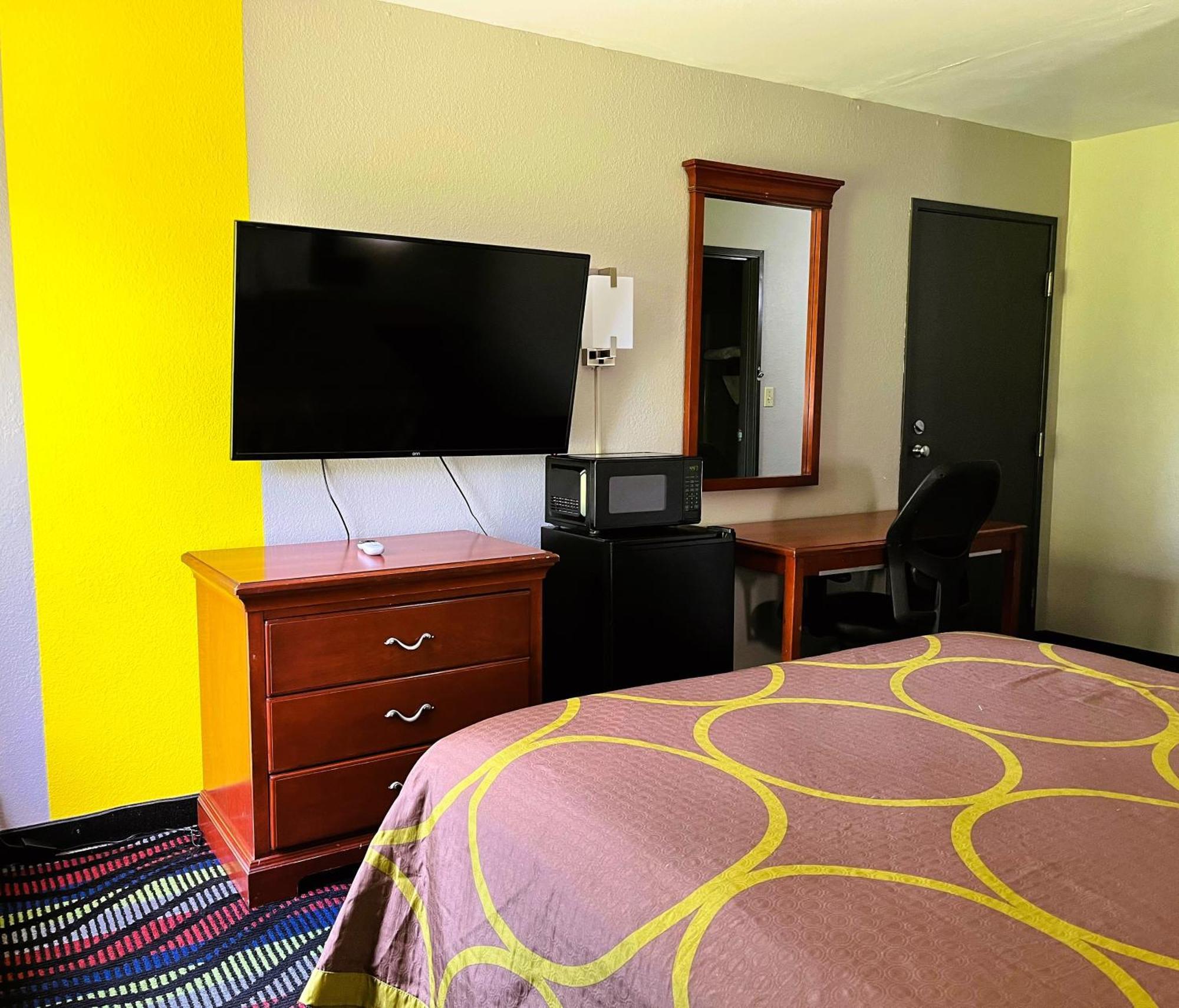 Deluxe King Room - Non-Smoking