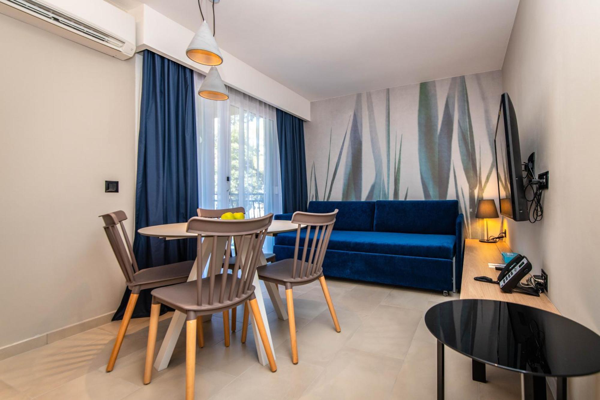 One-Bedroom Apartment with Sea View,1697040227:JPEG