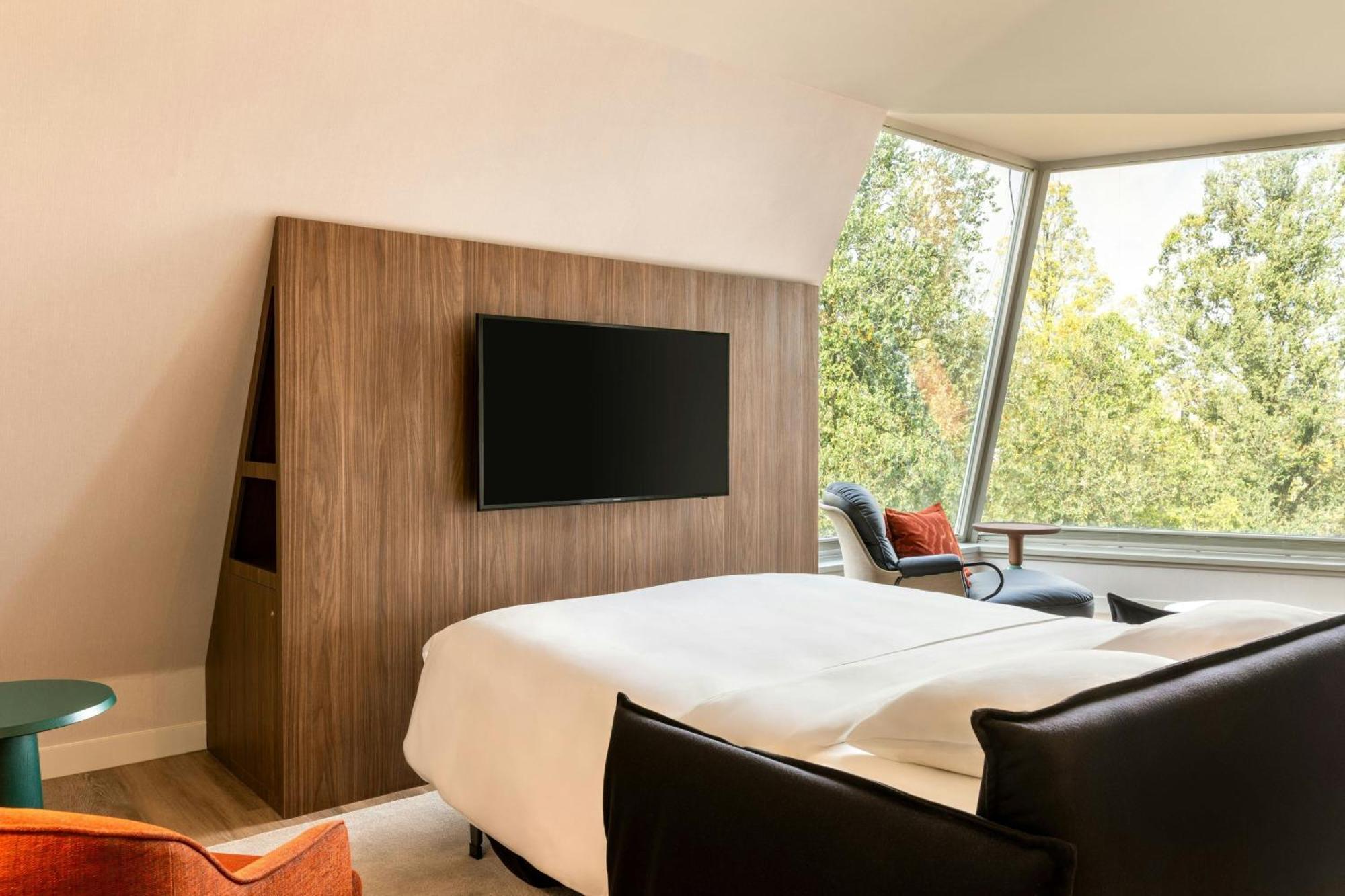 King Suite Sofa Bed Club Lounge Access,1697777497:JPEG