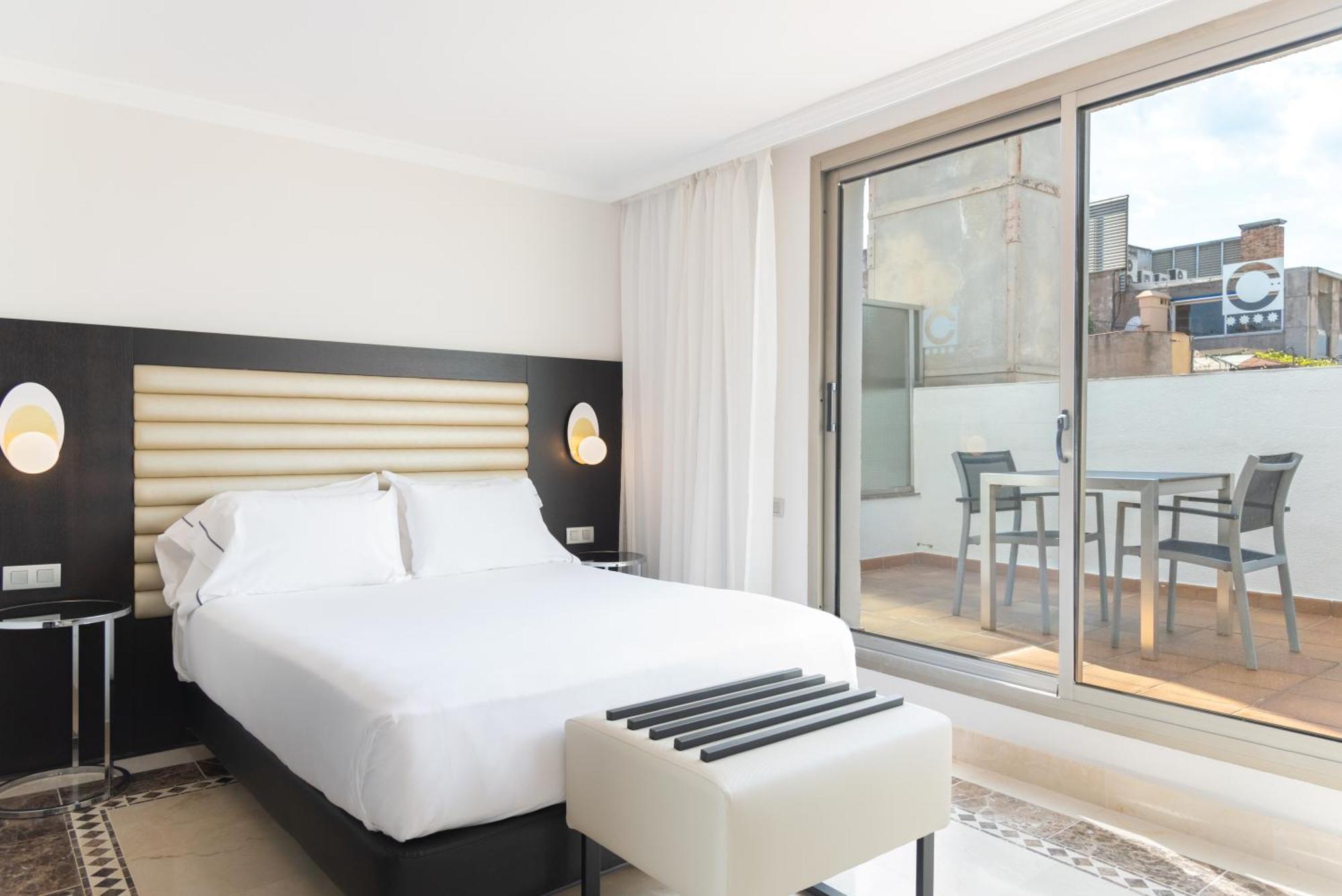 Quarto com Cama de Casal ou 2 de Solteiro e Terraço
