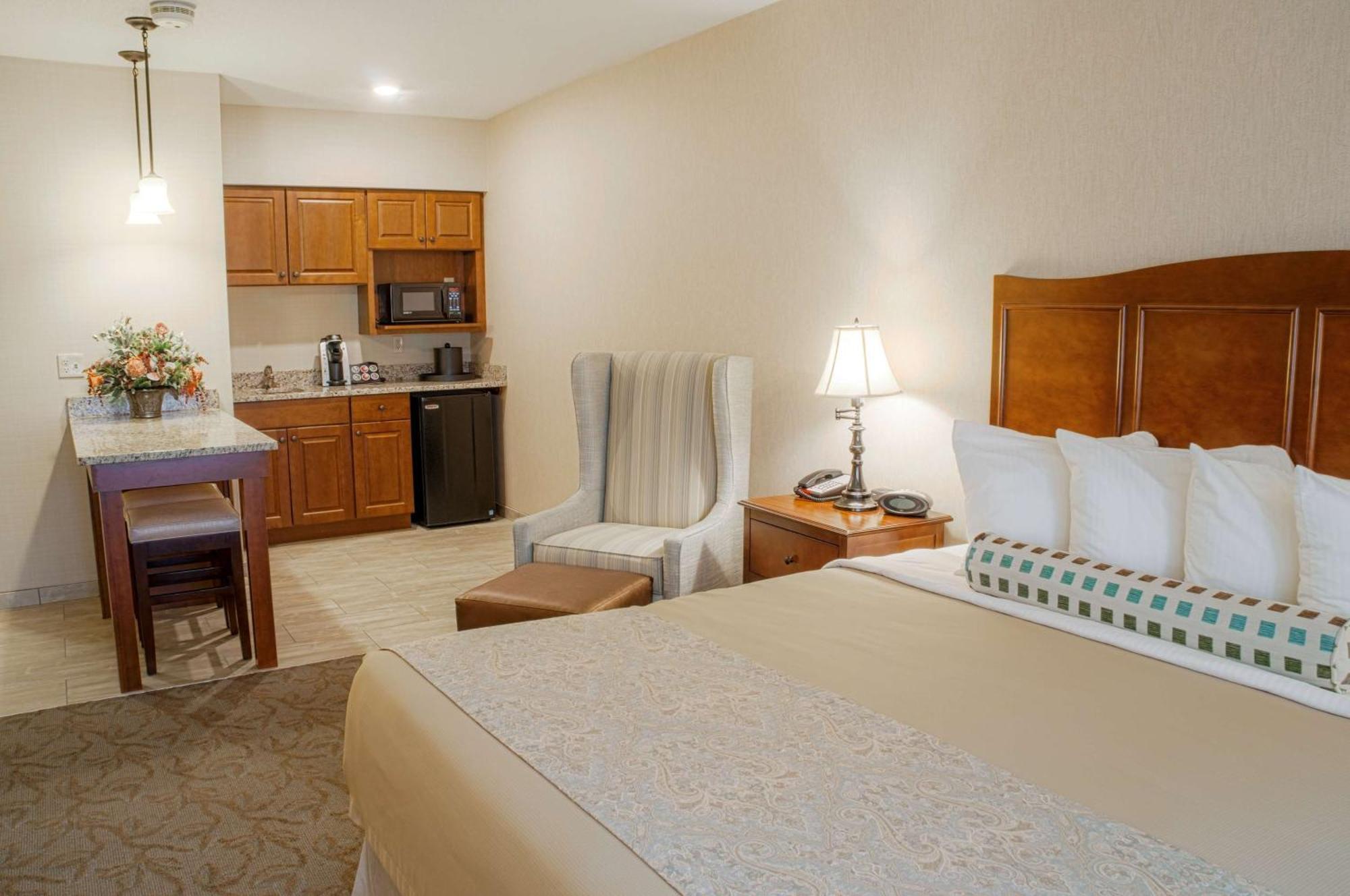 King Suite with Spa Bath, Kitchenette and Wet Bar - Non-Smoking