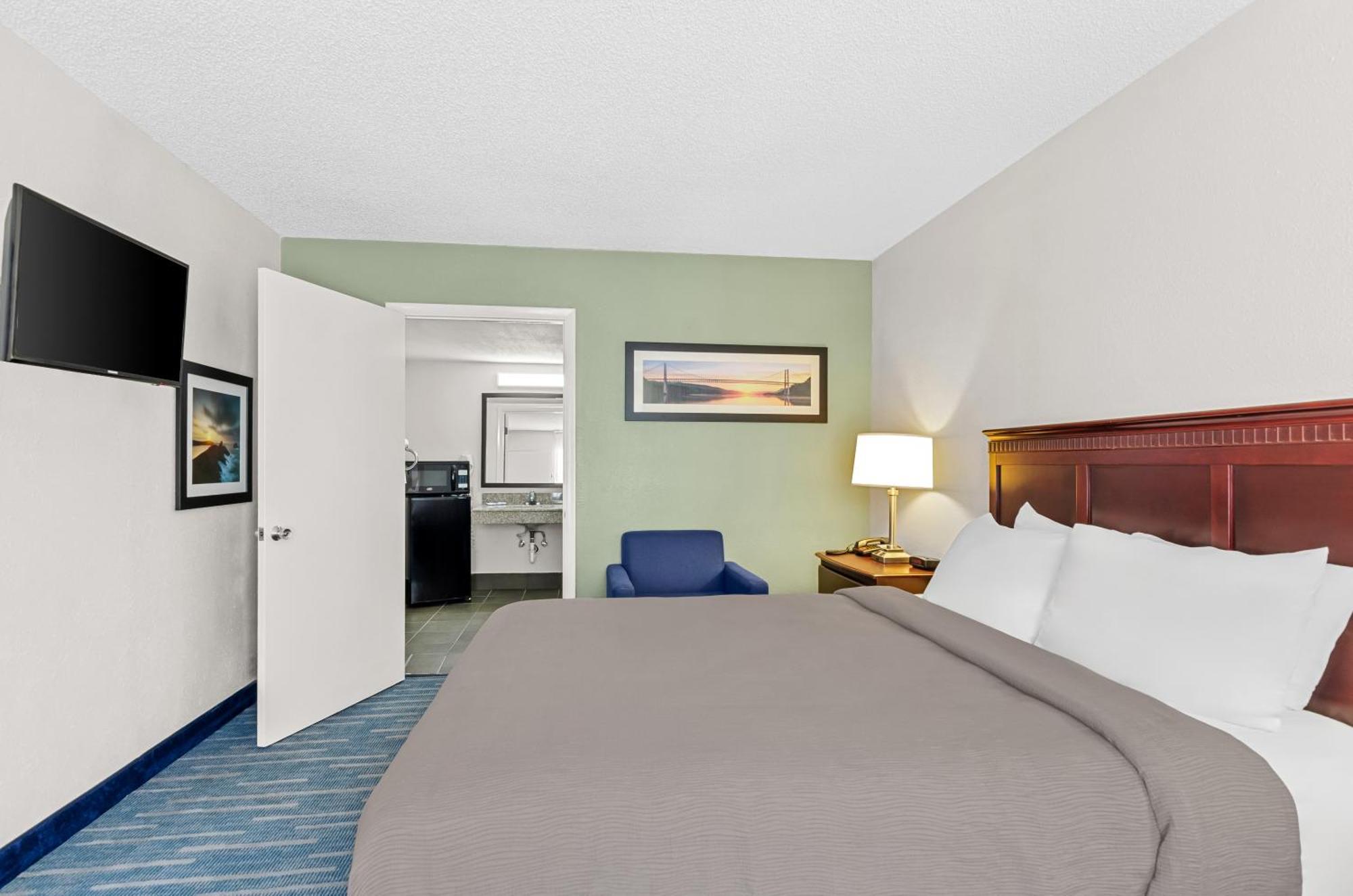 Queen Room with Roll-In Shower - Disability Access/Non Smoking/Ground floor/Exterior Corridor