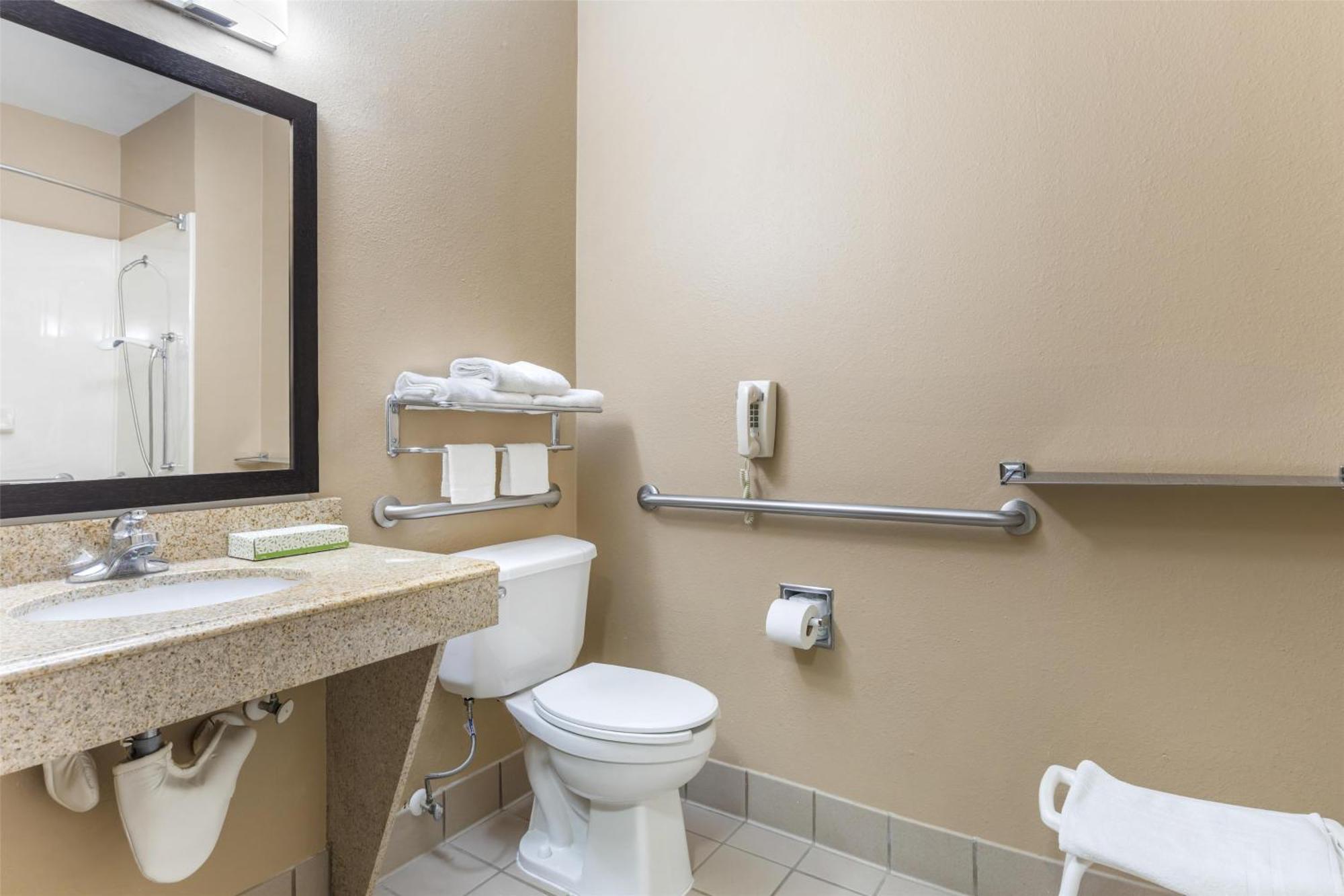 Chambre avec 2 Lits Queen-Size et Douche Accessible en Fauteuil Roulant - Accessible aux Personnes à Mobilité Réduite - Non-Fumeurs