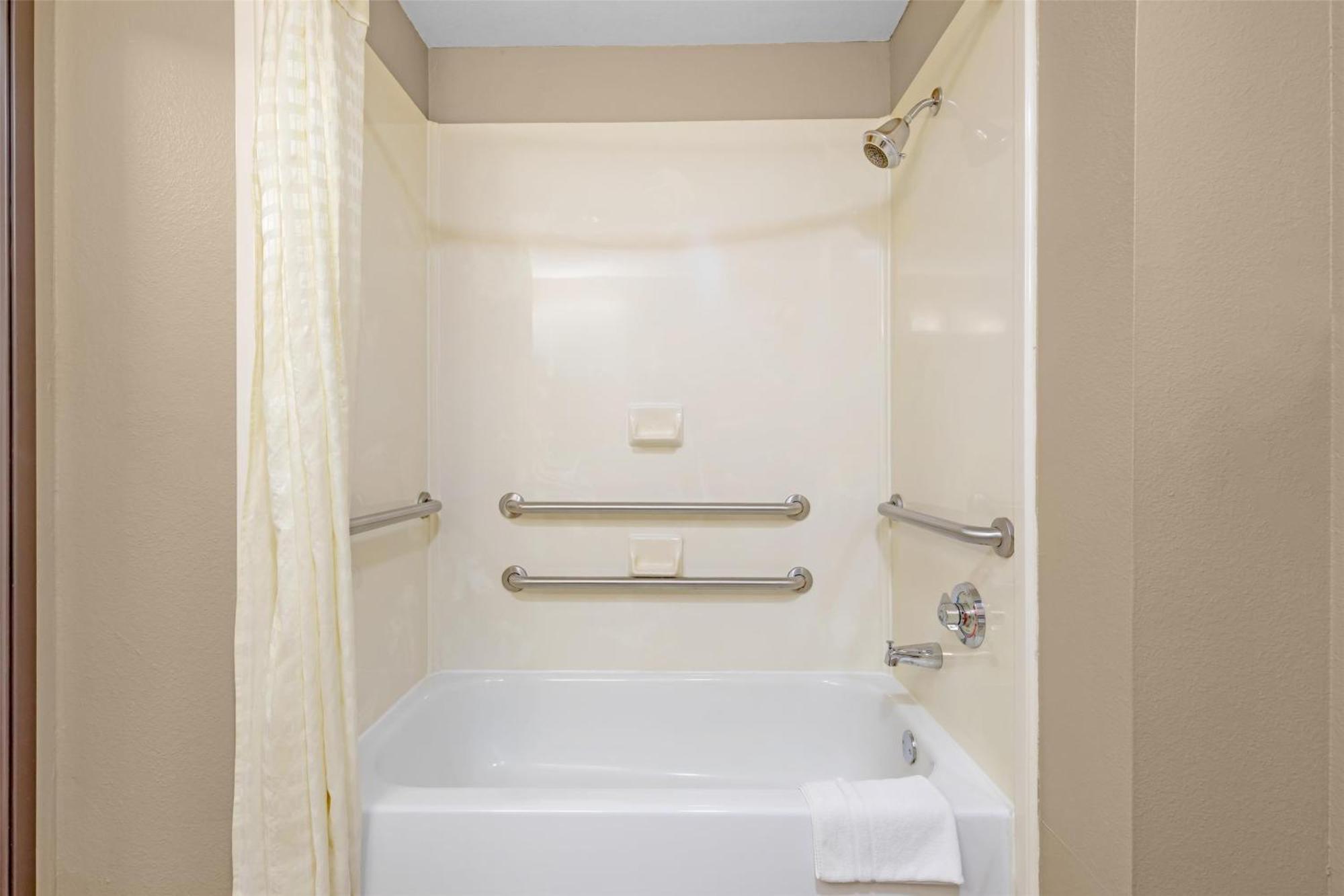 Chambre Lit King-Size - Accessible aux Personnes à Mobilité Réduite - Non-Fumeurs