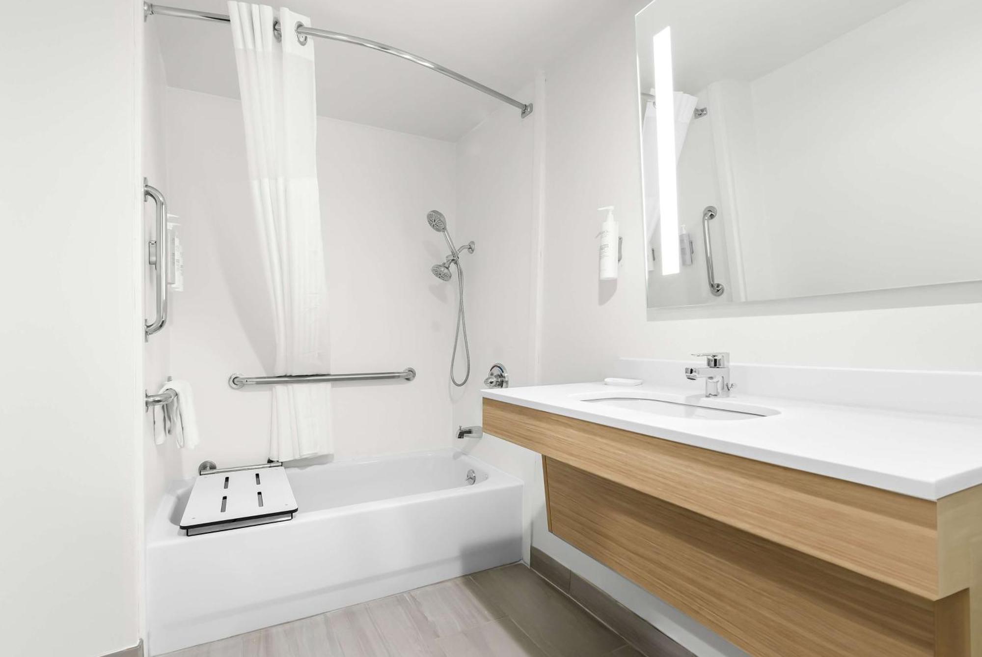 King Room with Bath Tub - Mobility/Hearing Access