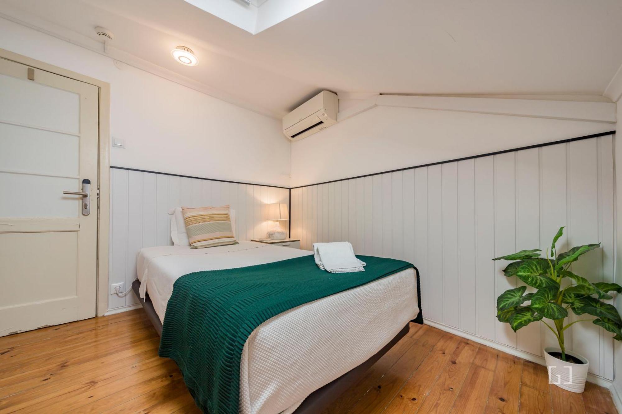 Quarto Individual com Casa de Banho Partilhada