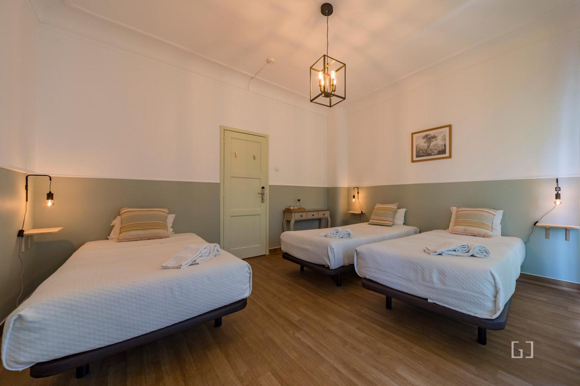 Quarto Triplo com Casa de Banho Partilhada