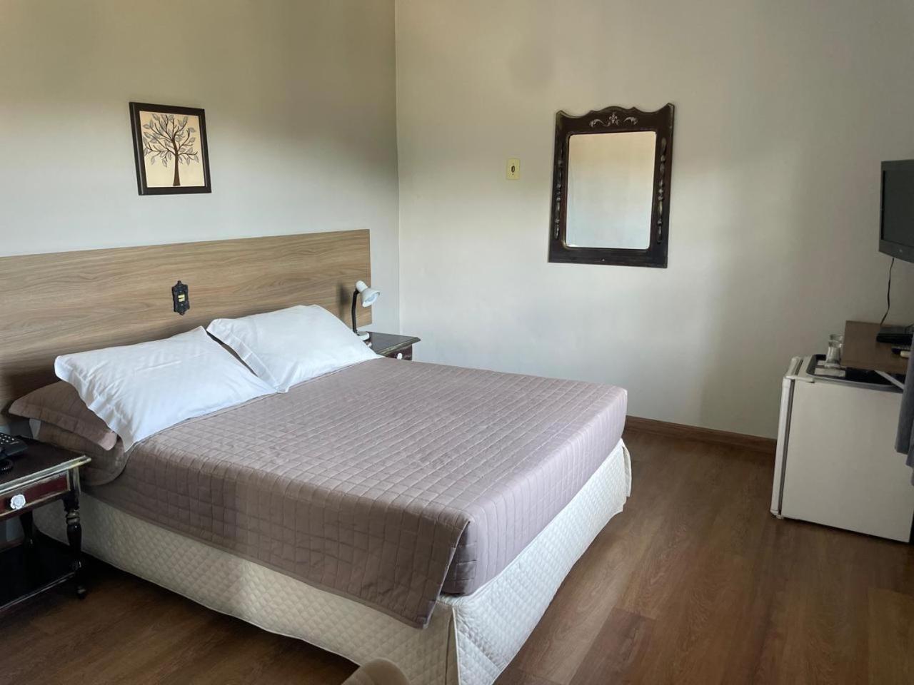 Quarto com Cama de Casal ou 2 de Solteiro