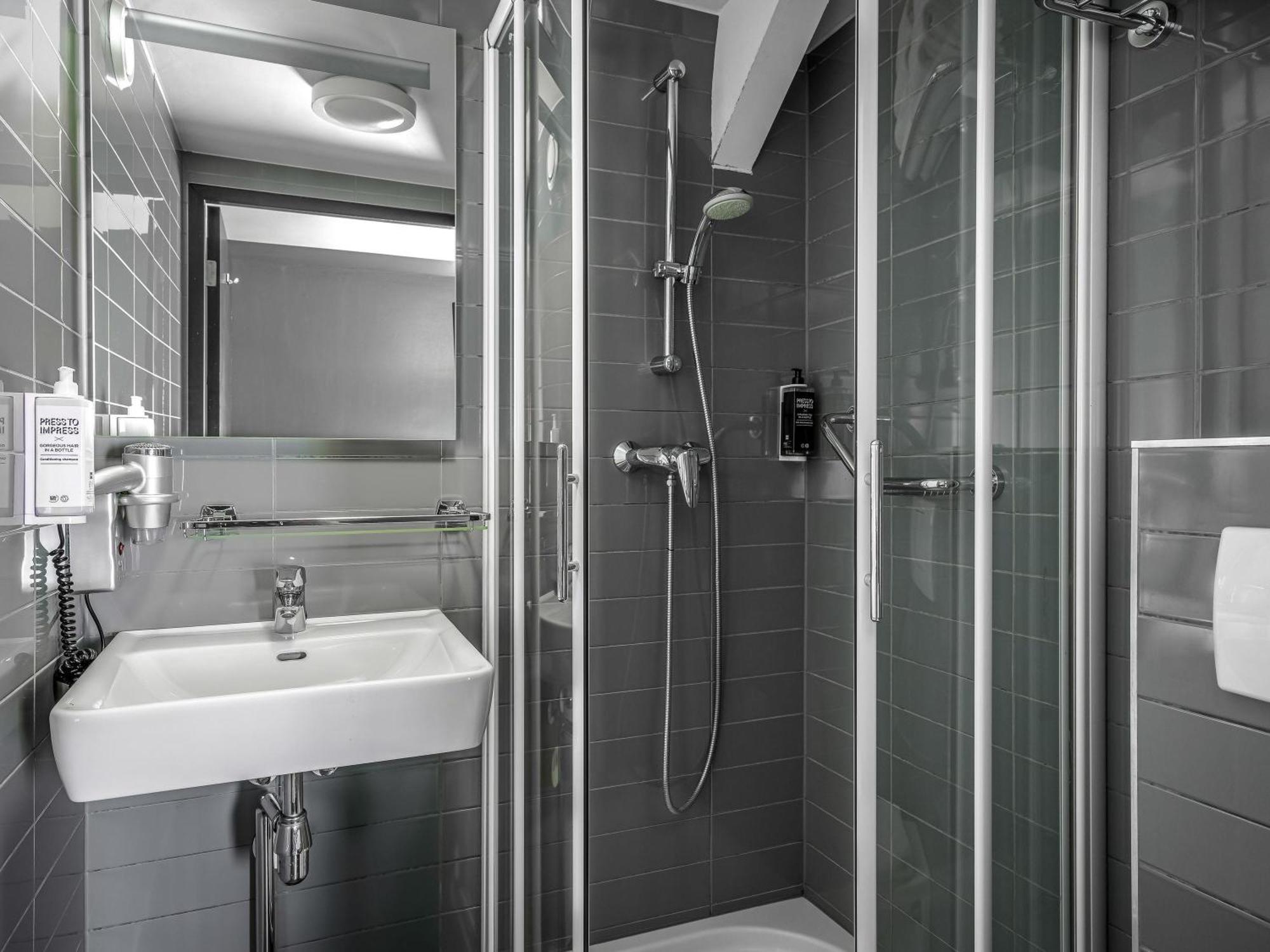 Quarto Familiar no Sótão