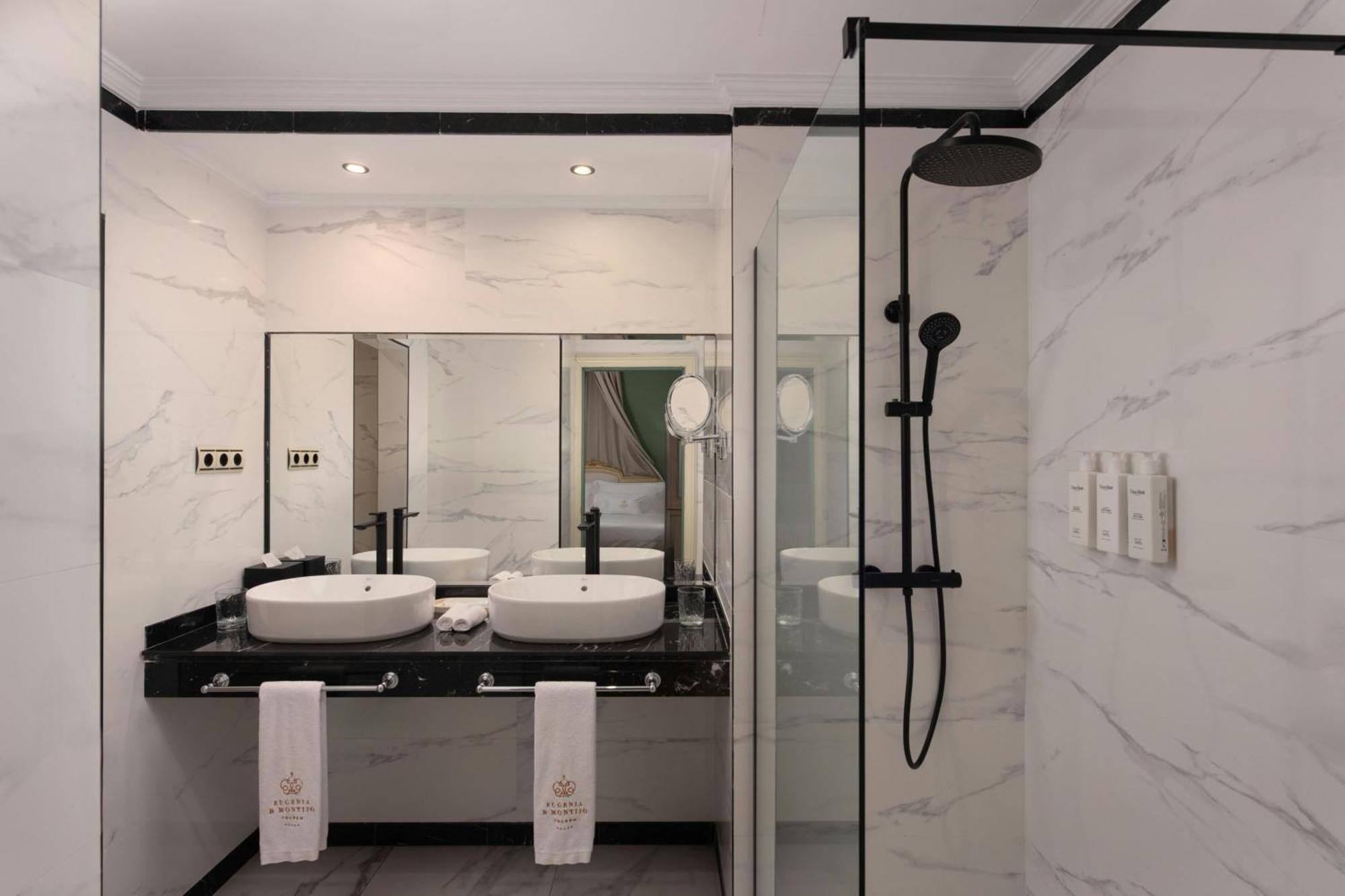 Suite The Empress con 1 dormitorio, 1 cama extragrande y vistas a la ciudad