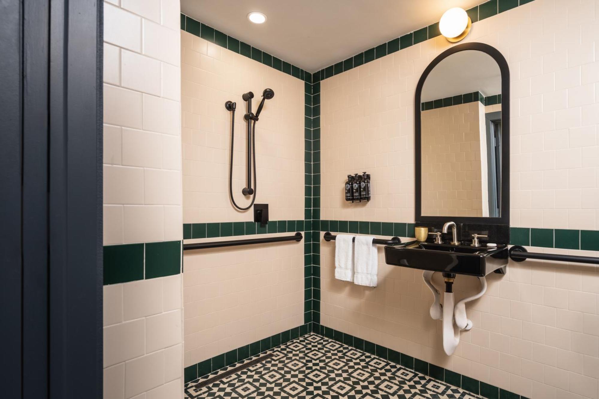 King Room with Roll-in Shower - Mobility Access/Non-Smoking,1704854136:JPEG
