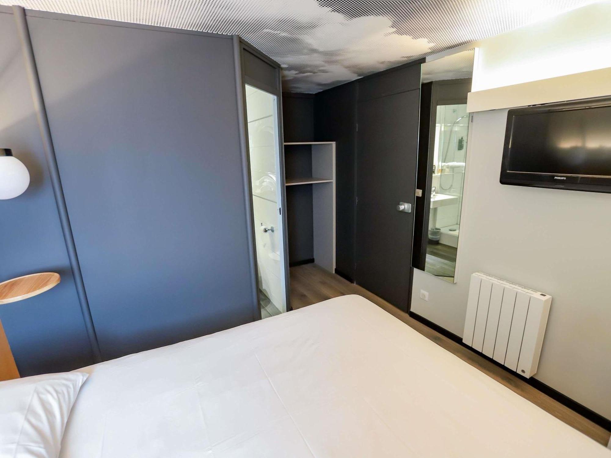 Chambre Standard avec 1 Lit Double et 2 Lits Simples