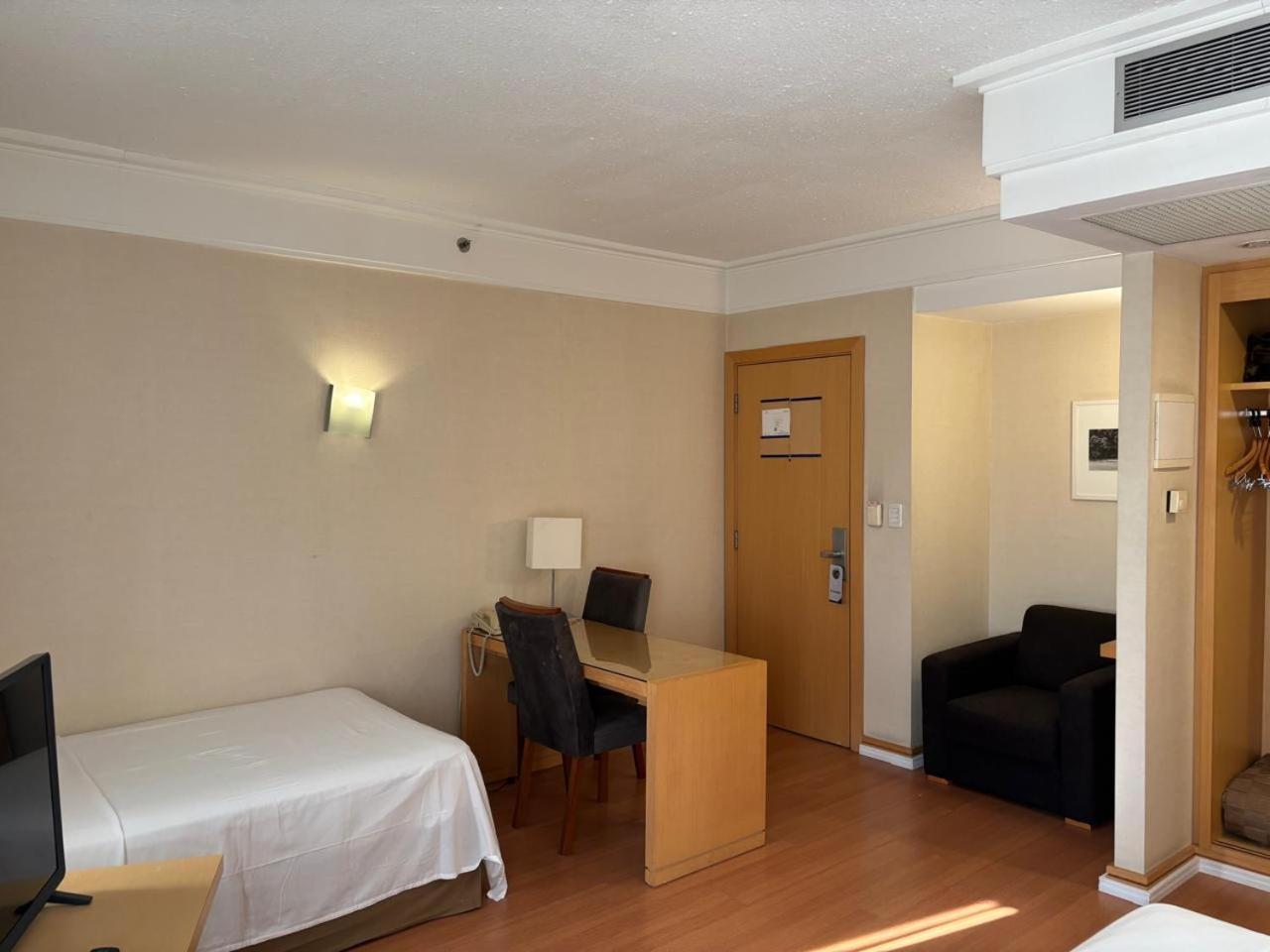 Quarto com Cama de Casal ou 2 de Solteiro e Banheiro