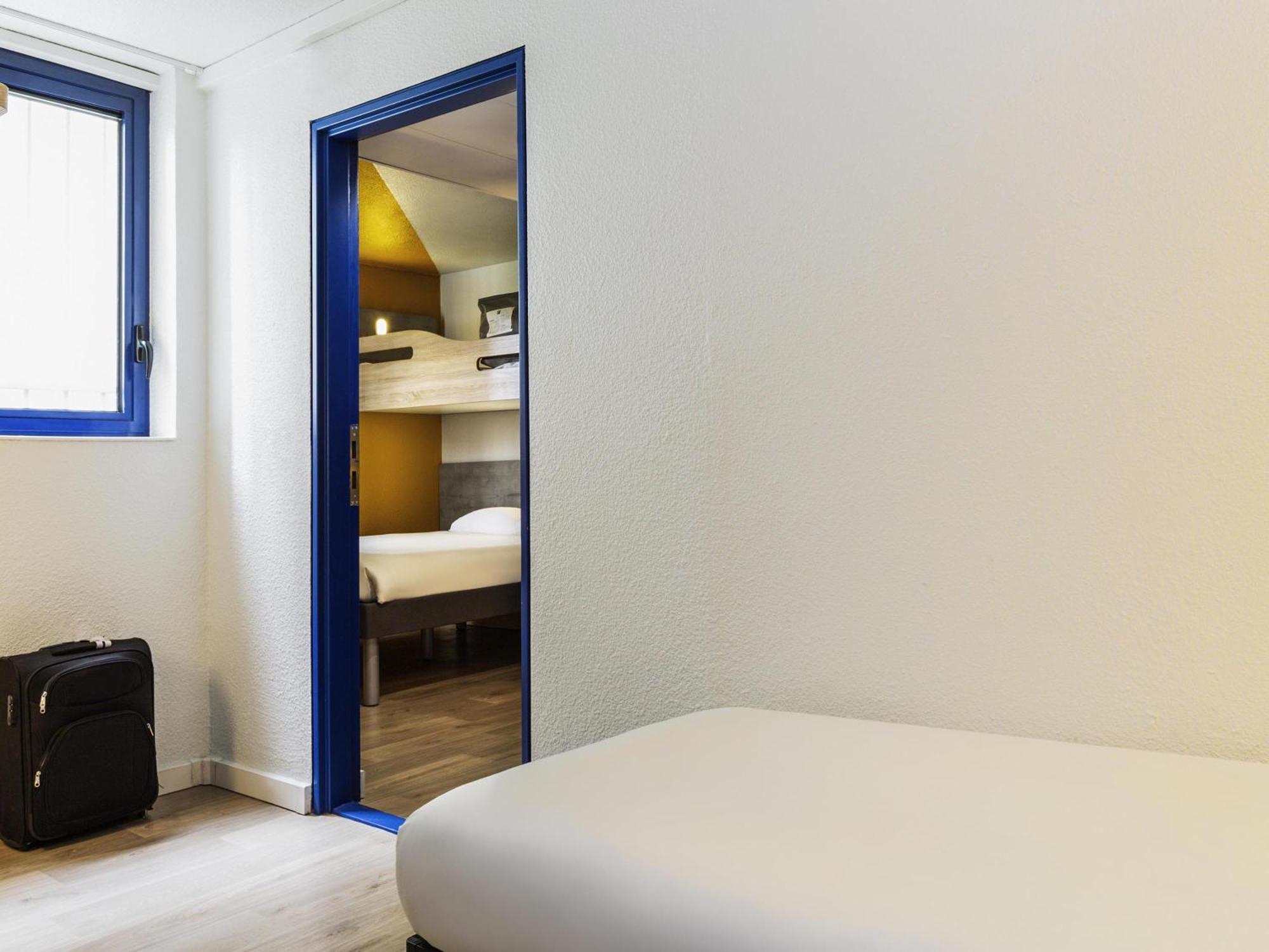 Chambre Double Familiale avec 1 Lit Double et 2 Lits Simples
