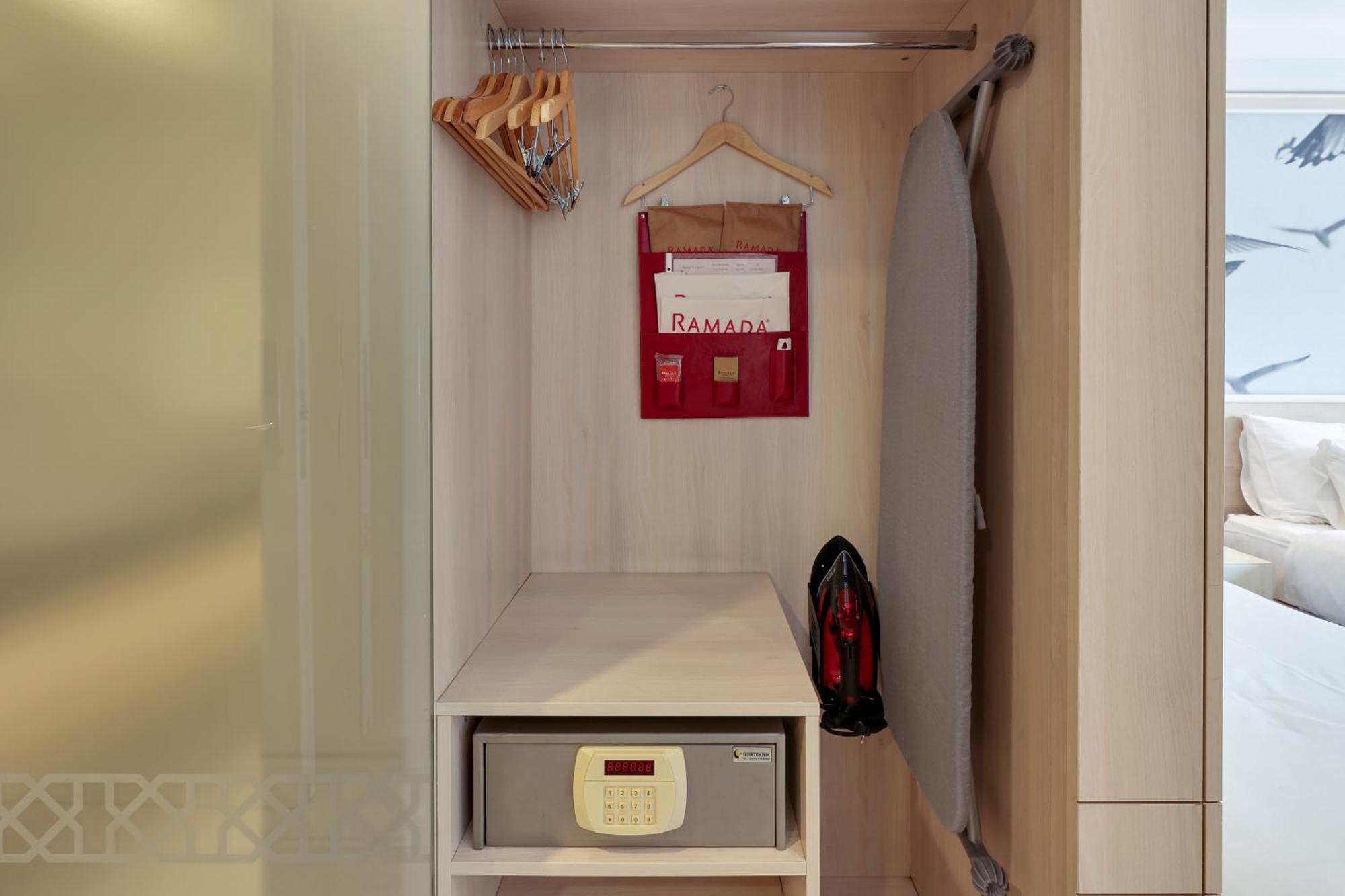 Habitación Adaptada, una cama doble y sofá cama