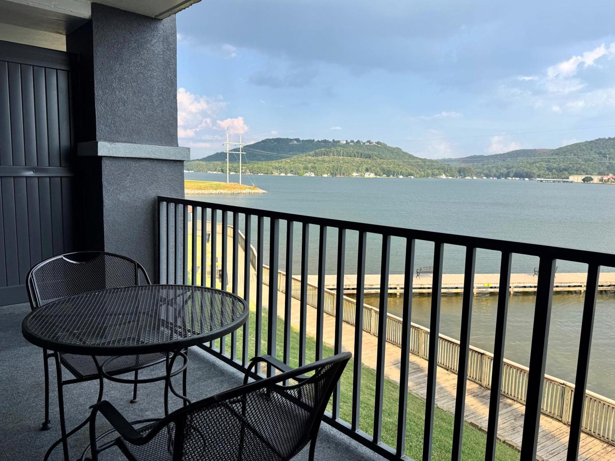 Queen Room with Two Queen Beds and Lake View - Non-Smoking