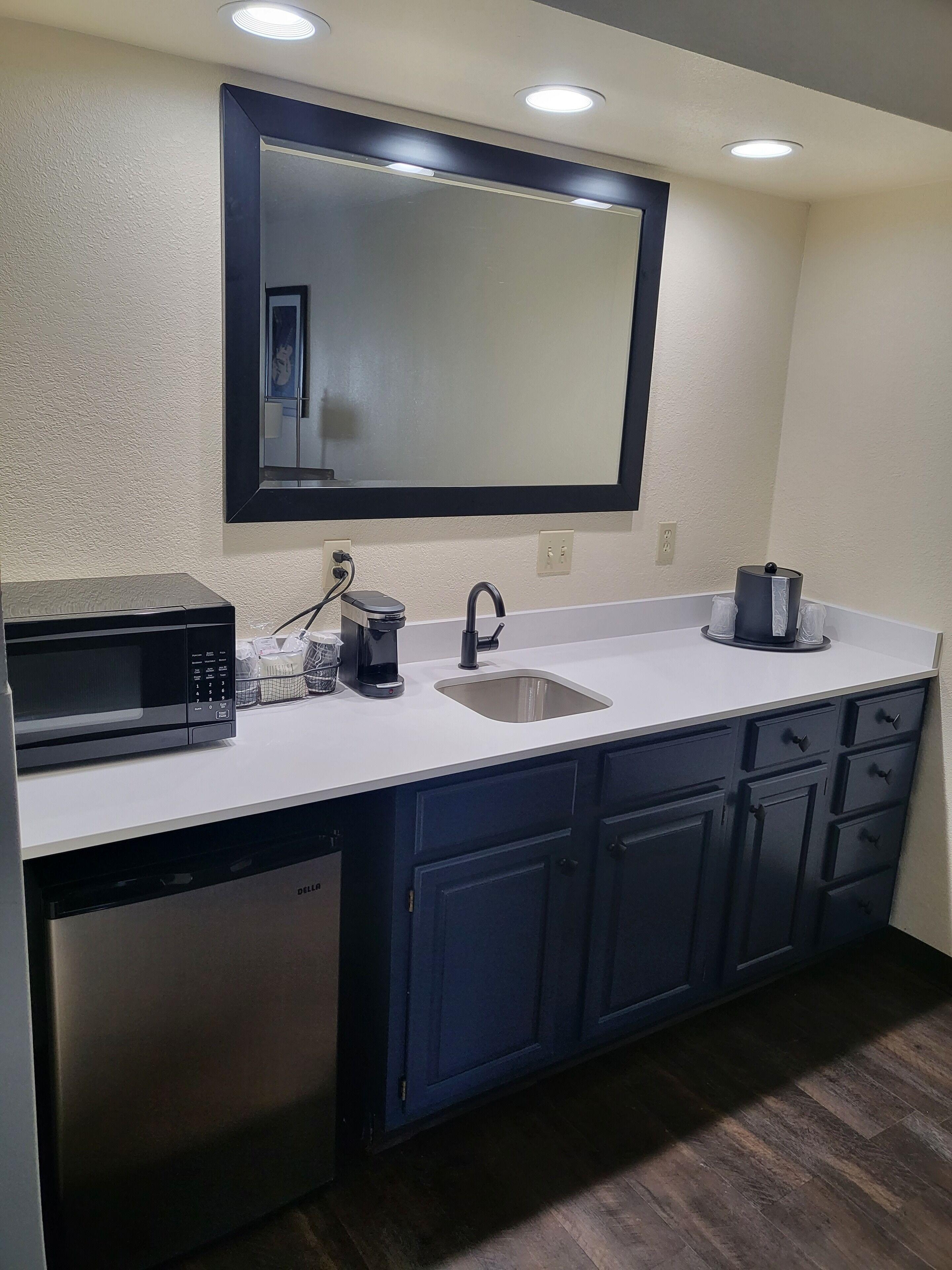 Executive Suite Complimentary Happy Hour M-Sa