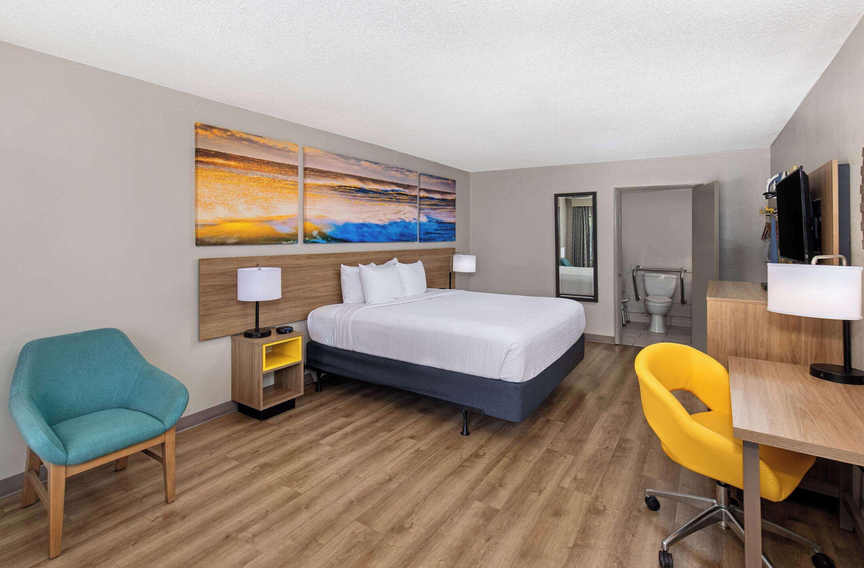 King Room with Bathtub - Mobility Accessible/Non-Smoking