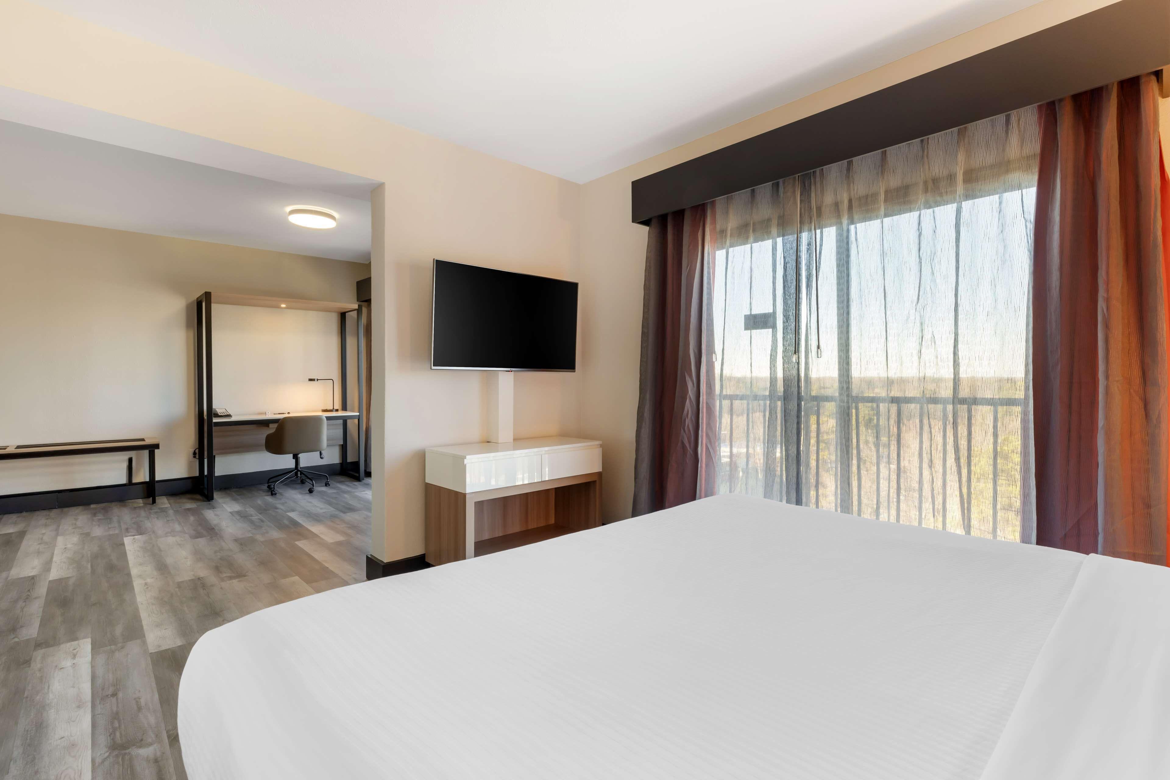 Deluxe King Room - Non-Smoking,1706375033:JPEG