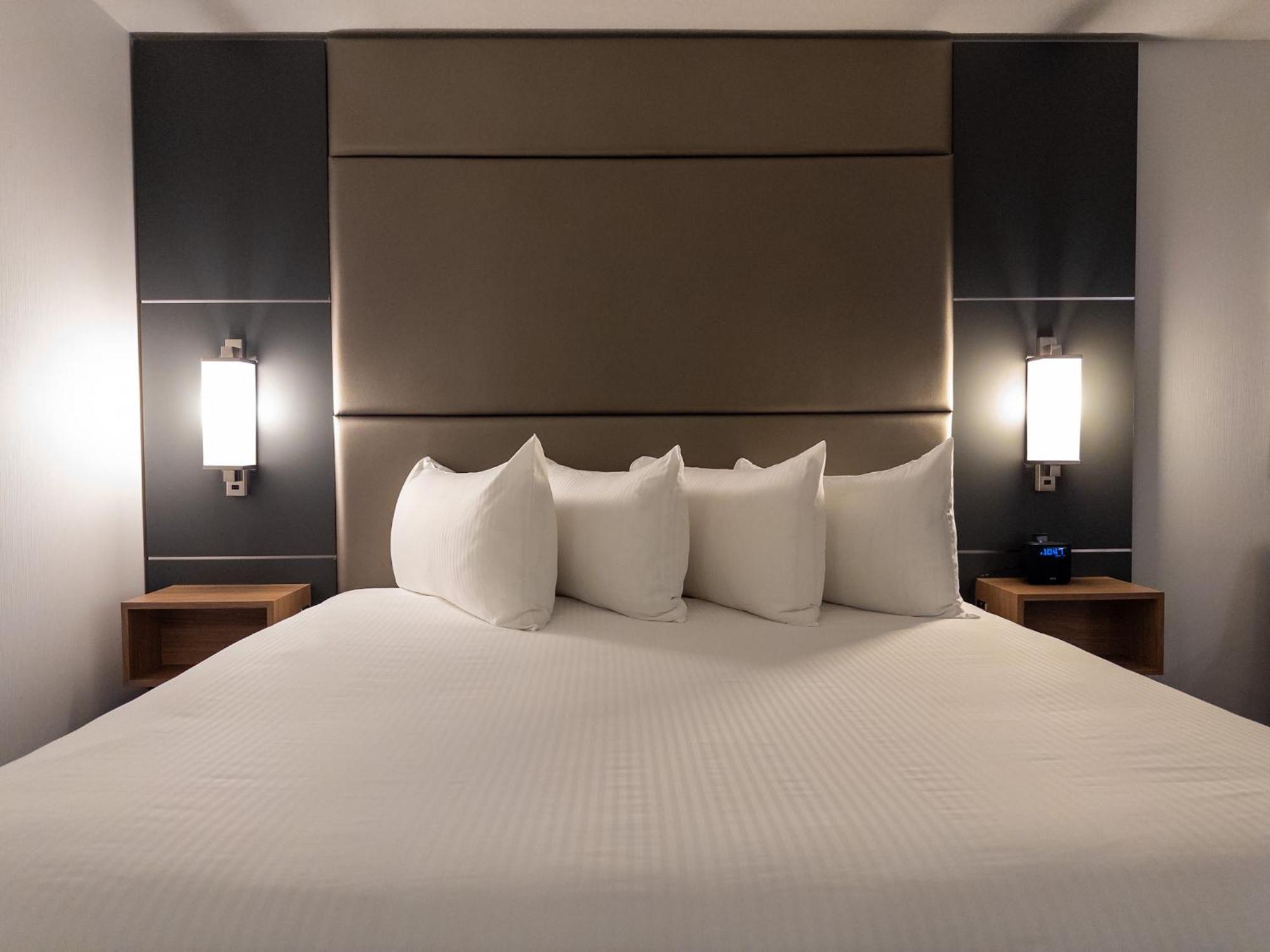 Premium King Room - Newly Renovated,1587501138:JPEG