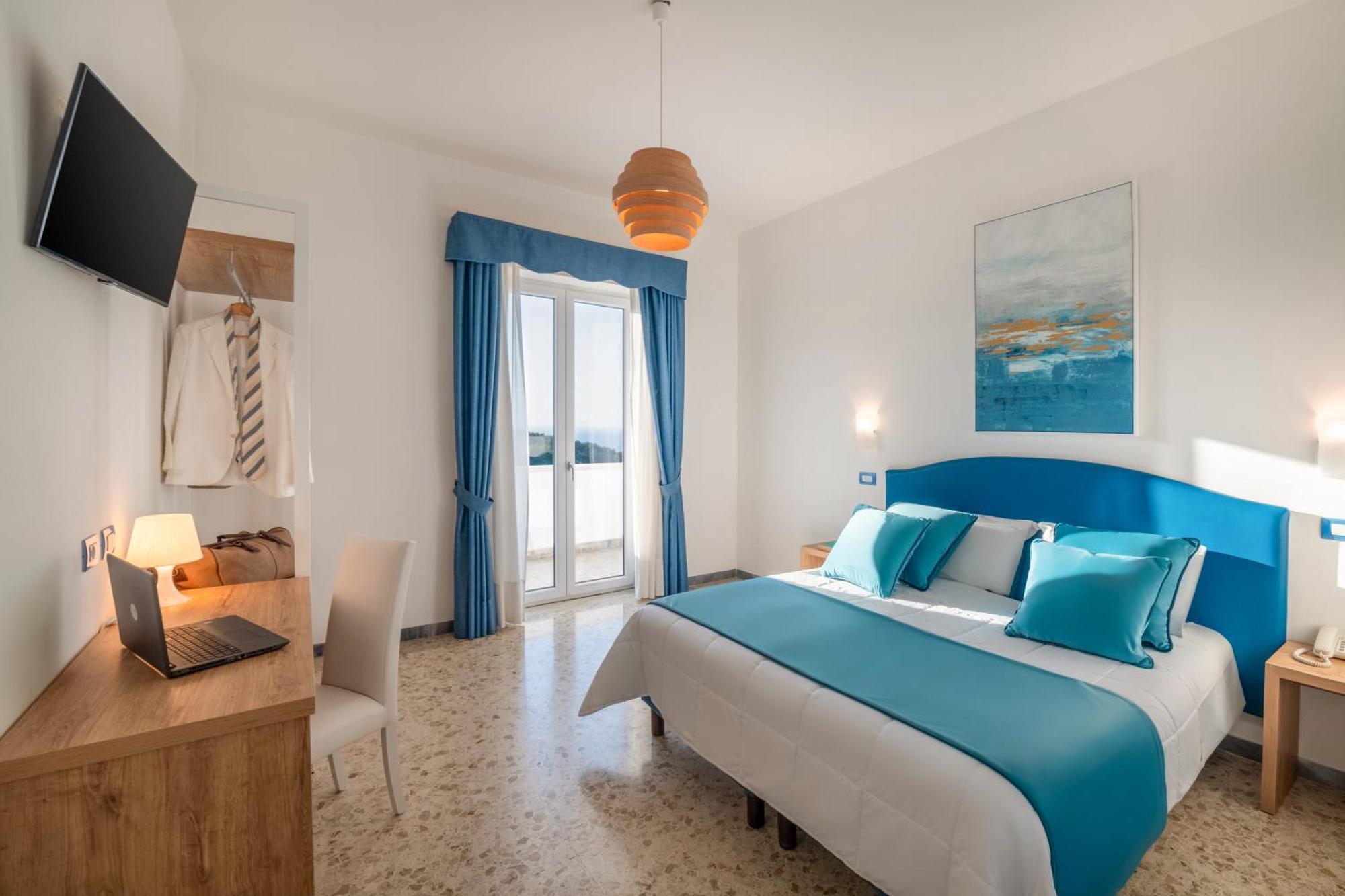 Tweepersoonskamer met Balkon en Uitzicht op Zee