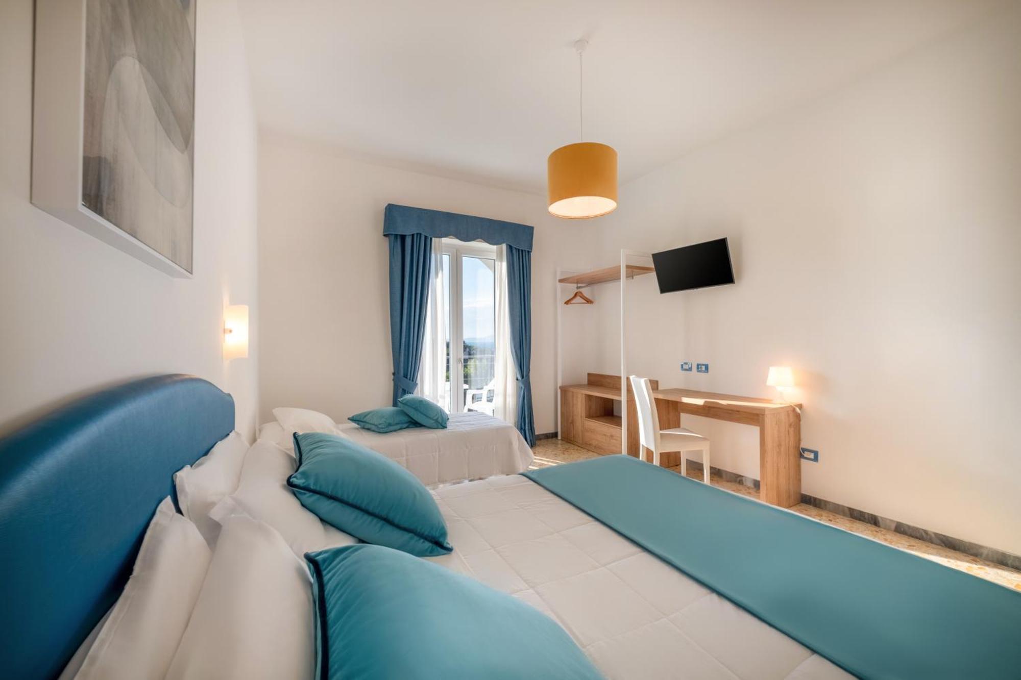 Driepersoonskamer met Balkon en Uitzicht op Zee