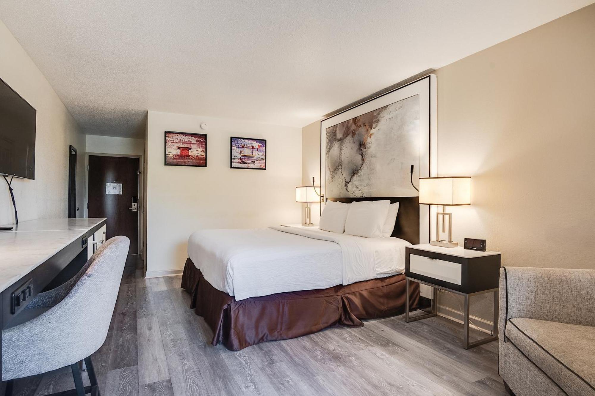 King Room with Roll-in Shower - Mobility Access/Non-Smoking
