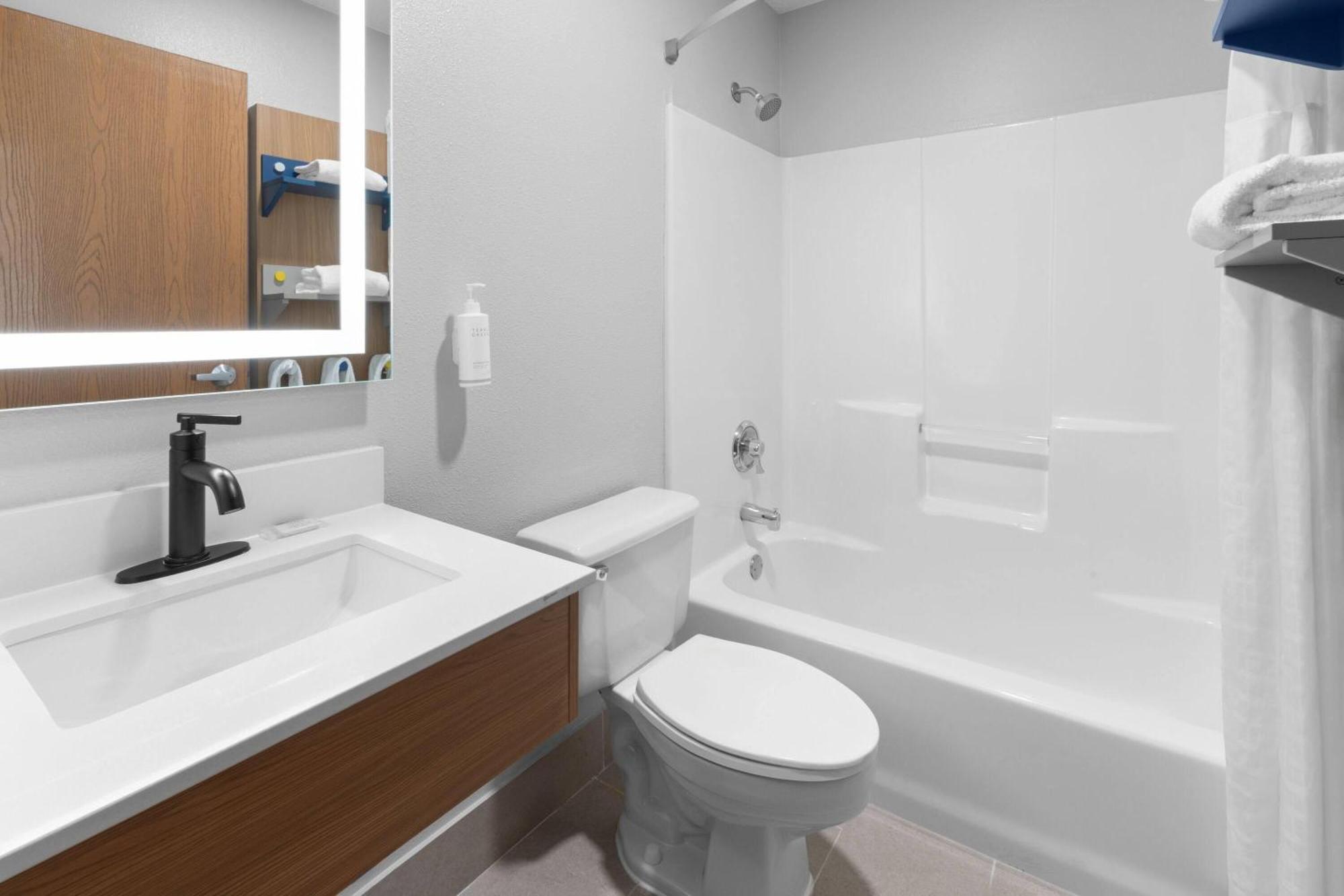 Queen Studio Suite - Mobility Access/Non-Smoking