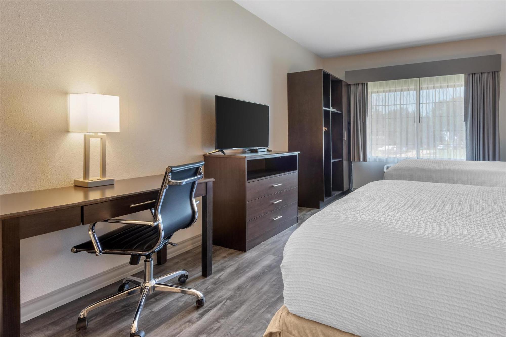Queen Suite with Two Queen Beds and Roll-in Shower - Disability Access