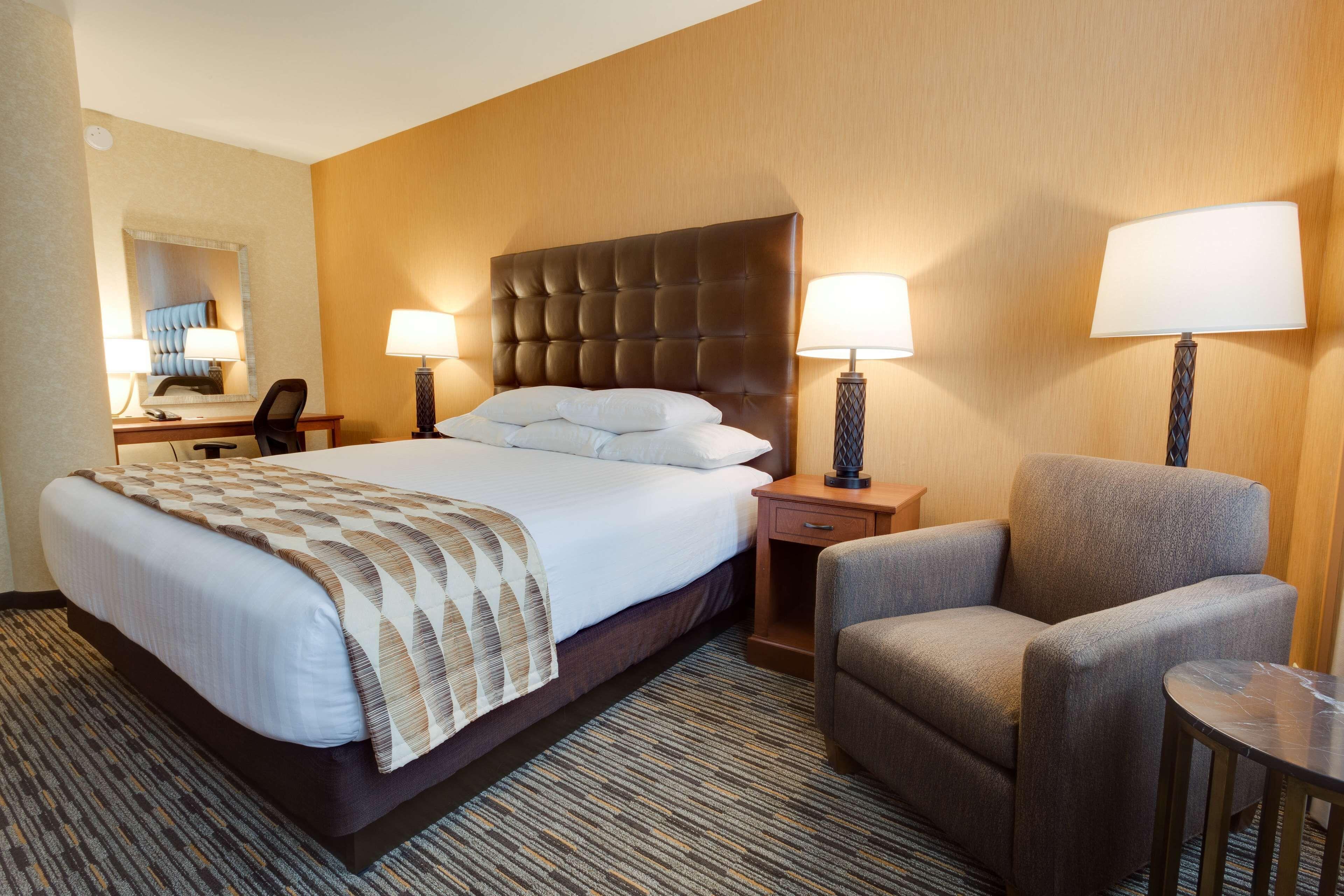 Deluxe King Room - Partial View Riverfront/Arch,1542592900:JPEG