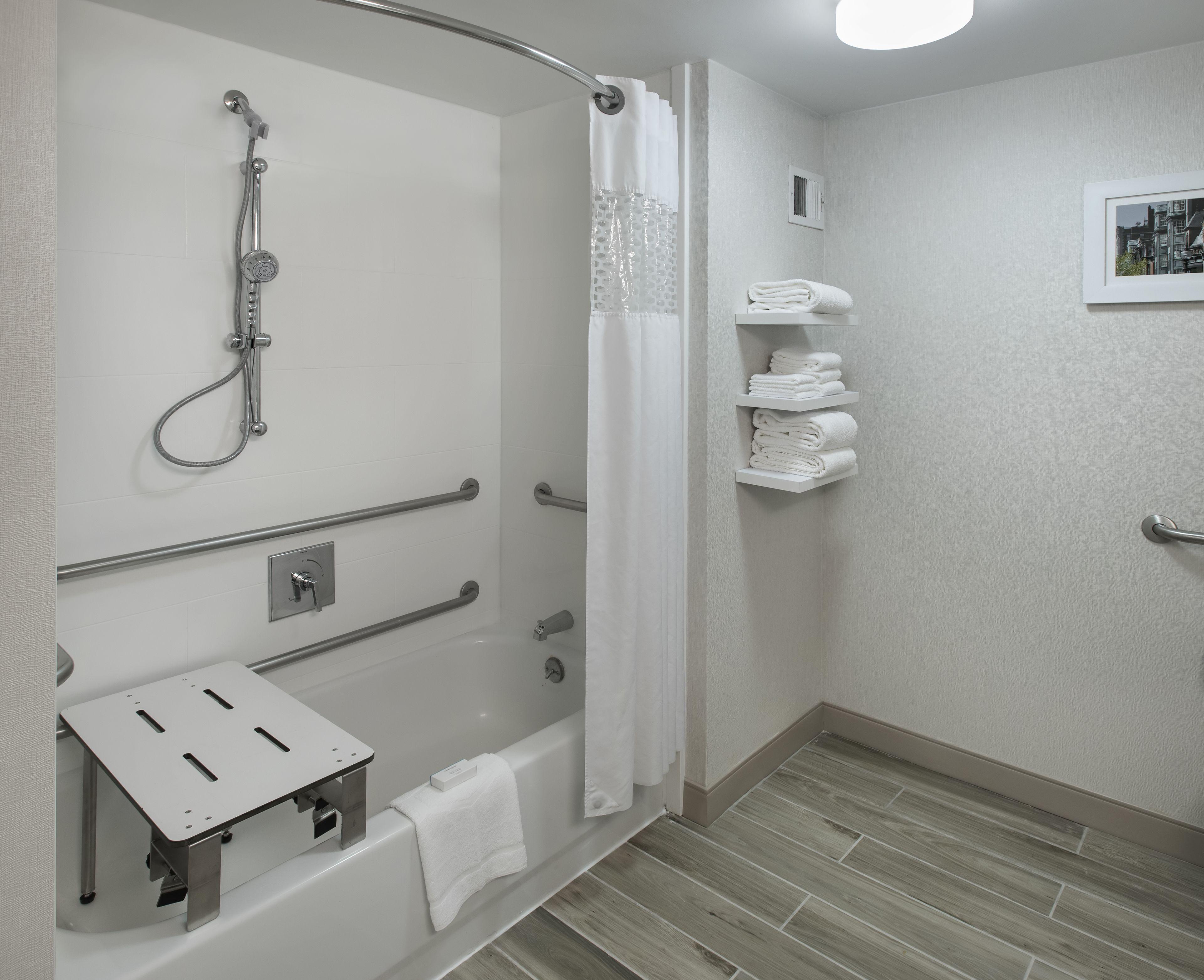 Double Room Two Queen Beds Bath Tub Mobility Hearing Access or Non-Smoking,1602333379:JPEG