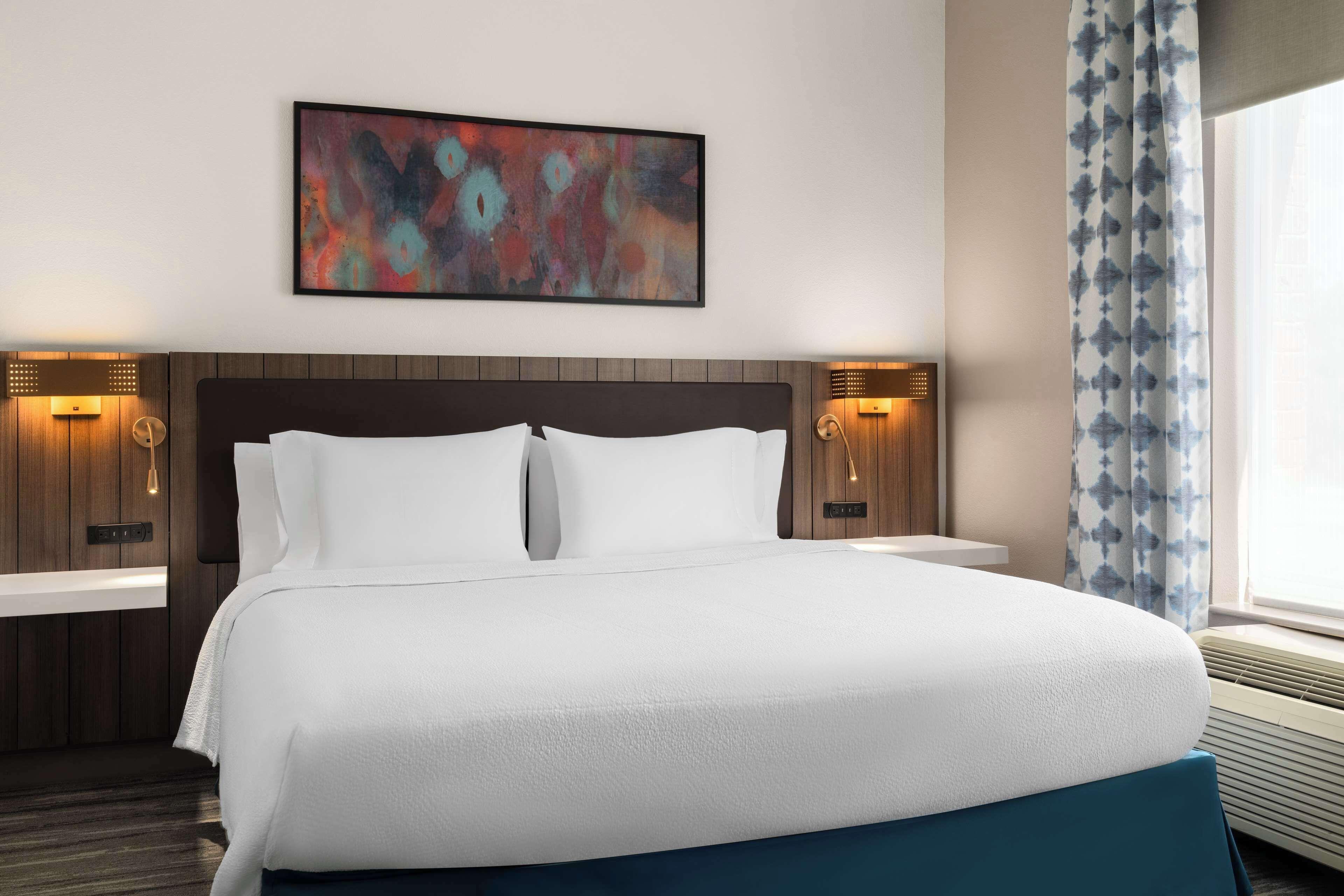 King Room with Bath Tub - Mobility Access