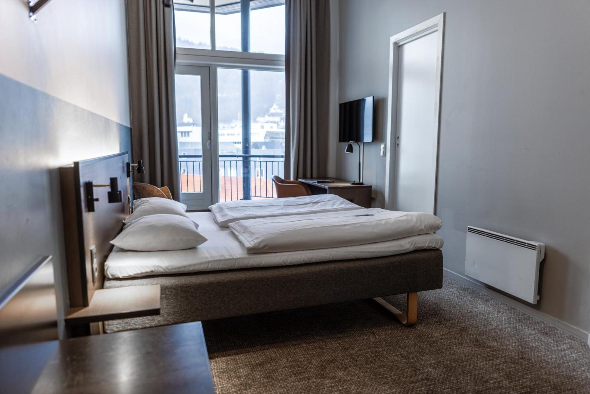 Zimmer mit Queensize-Bett und Balkon