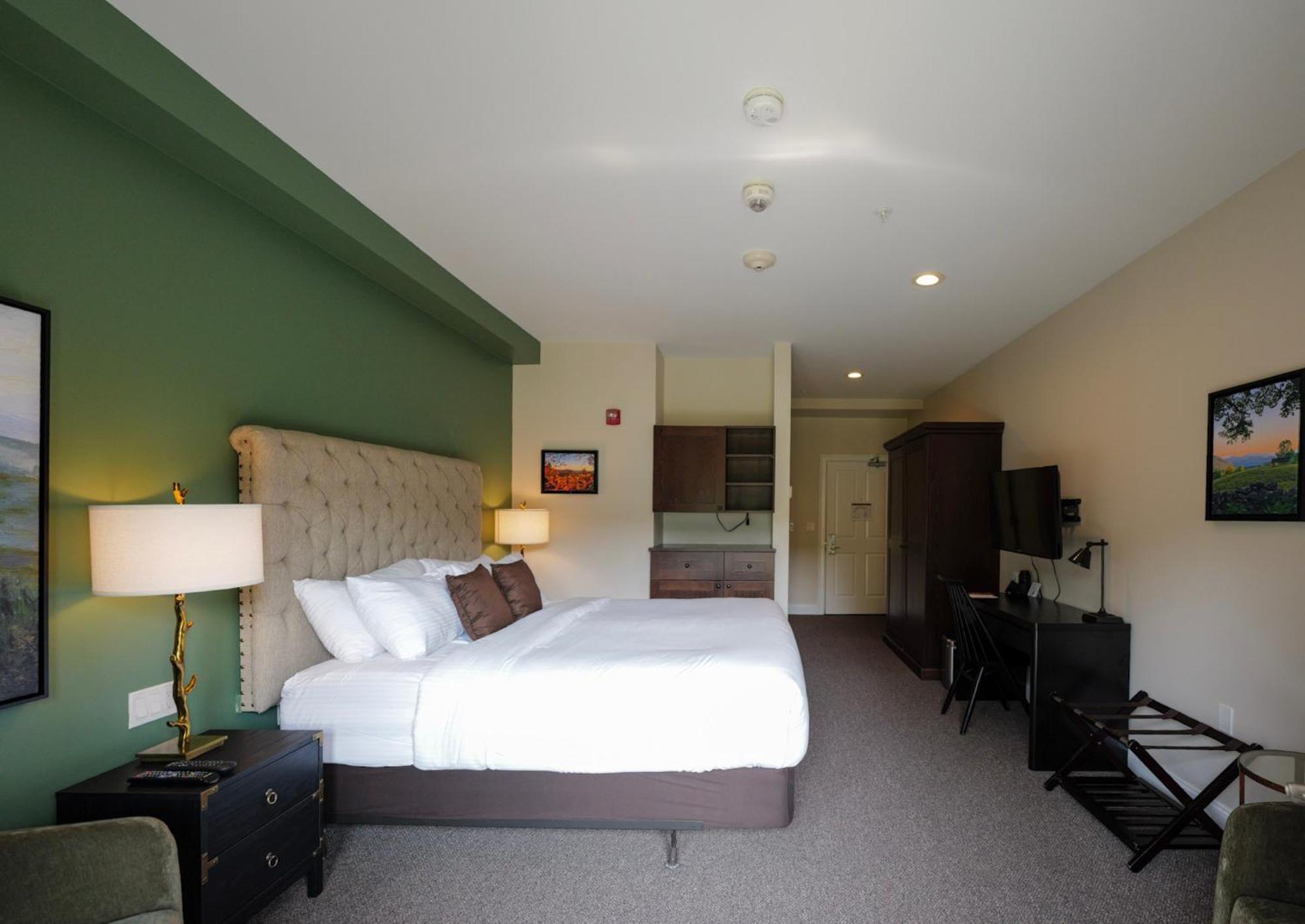 King Room with Roll-In Shower - Disability Access