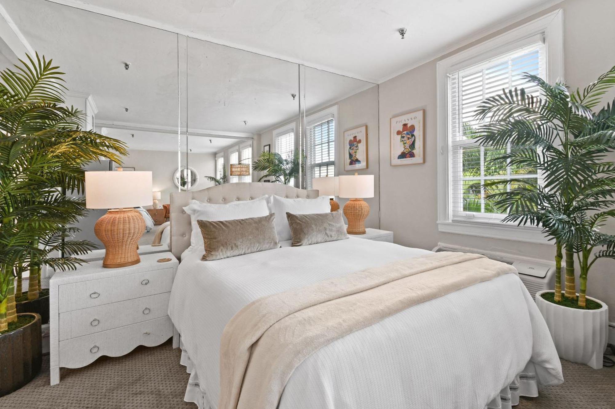 Suite Lit Queen-Size - Vue sur Piscine