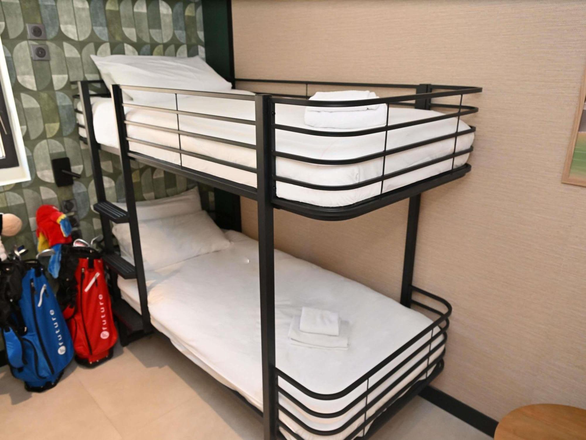 Chambre Standard avec 1 Lit Double et 2 Lits Simples