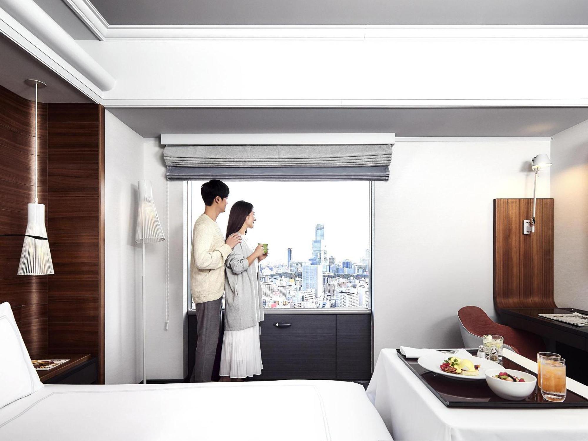 Suite Deluxe con cama extragrande y acceso al salón