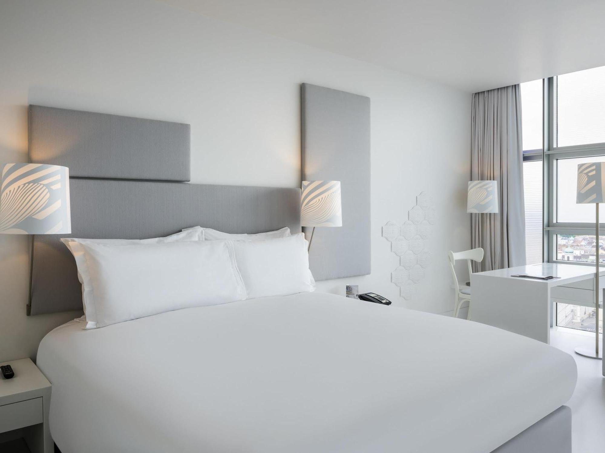 Superior – Ferris Wheel View, queen bed,1730031746:JPEG