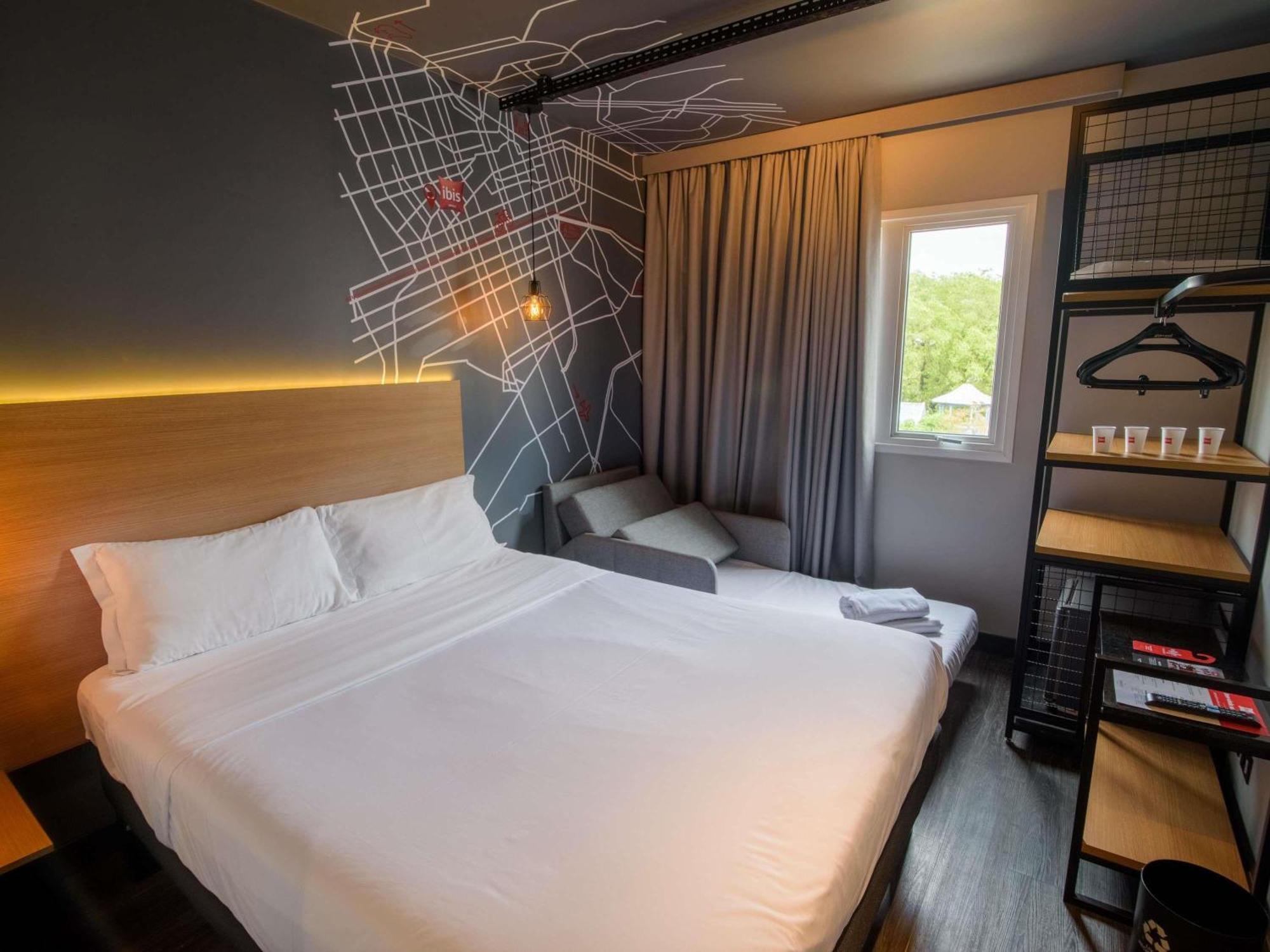 Quarto standard com cama de casal e sofá-cama