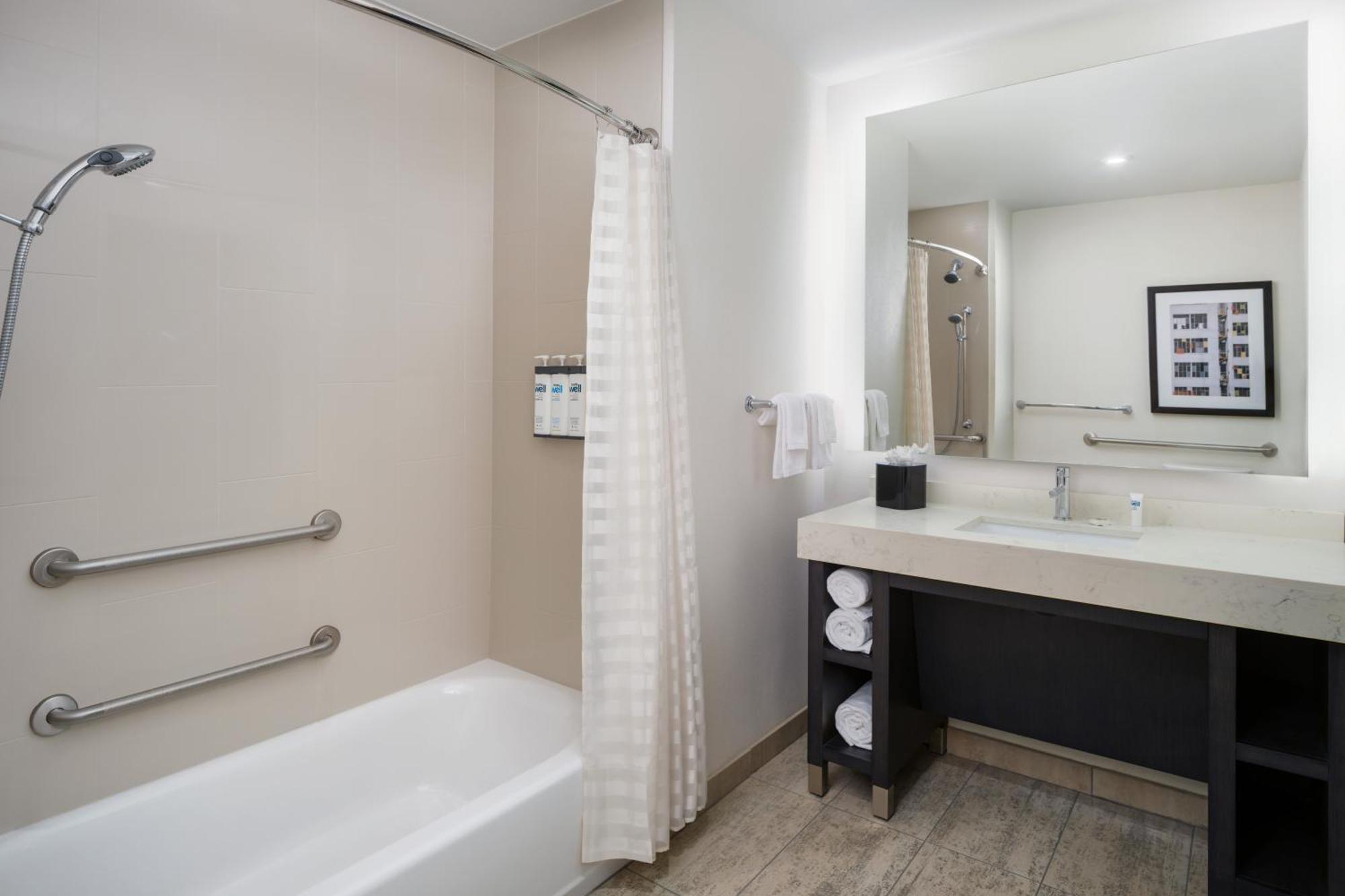 King Room Accessible Tub
