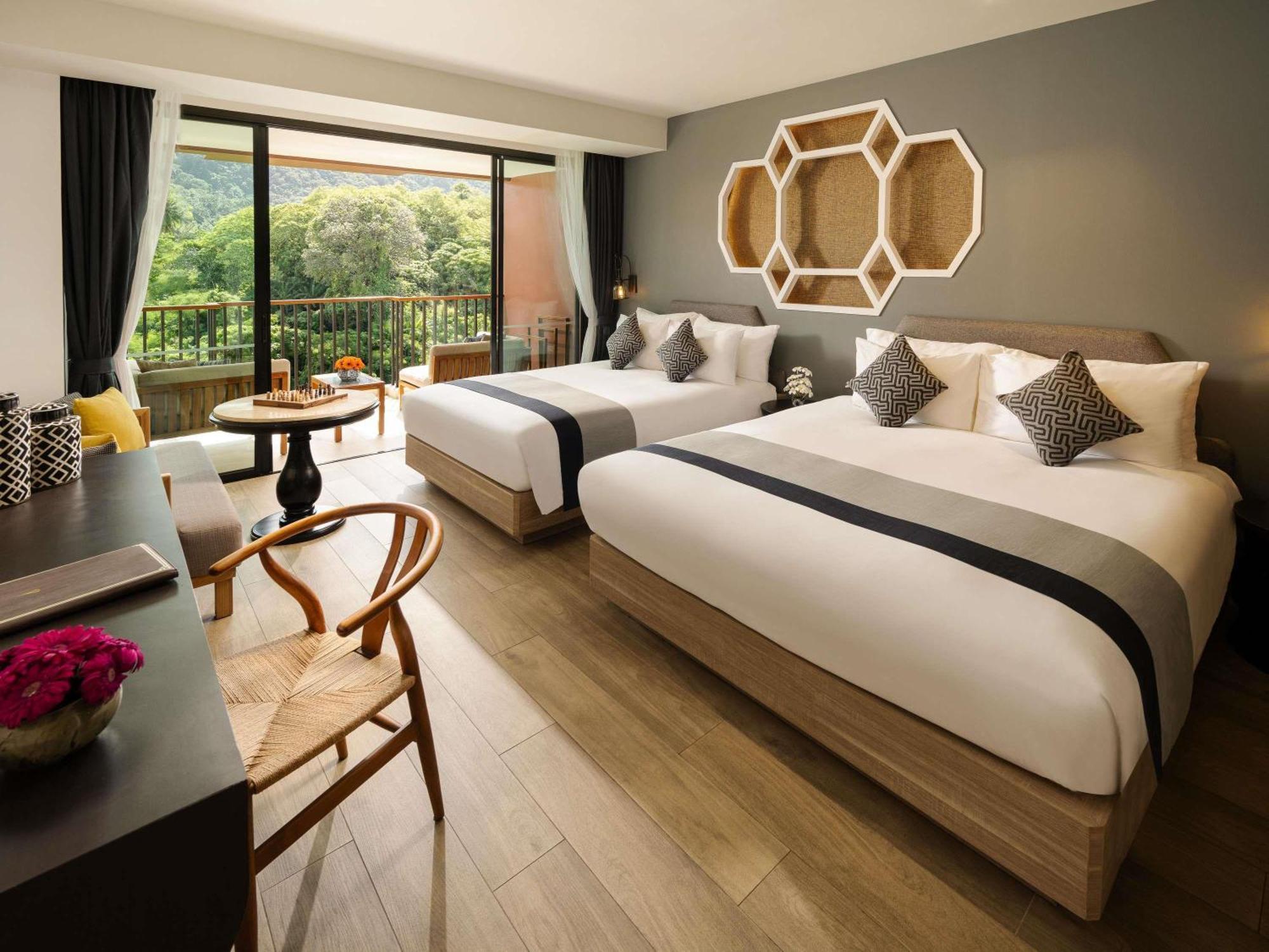 Deluxe Family Room Mountain View 1 King Bed 1 Queen Bed Balcony