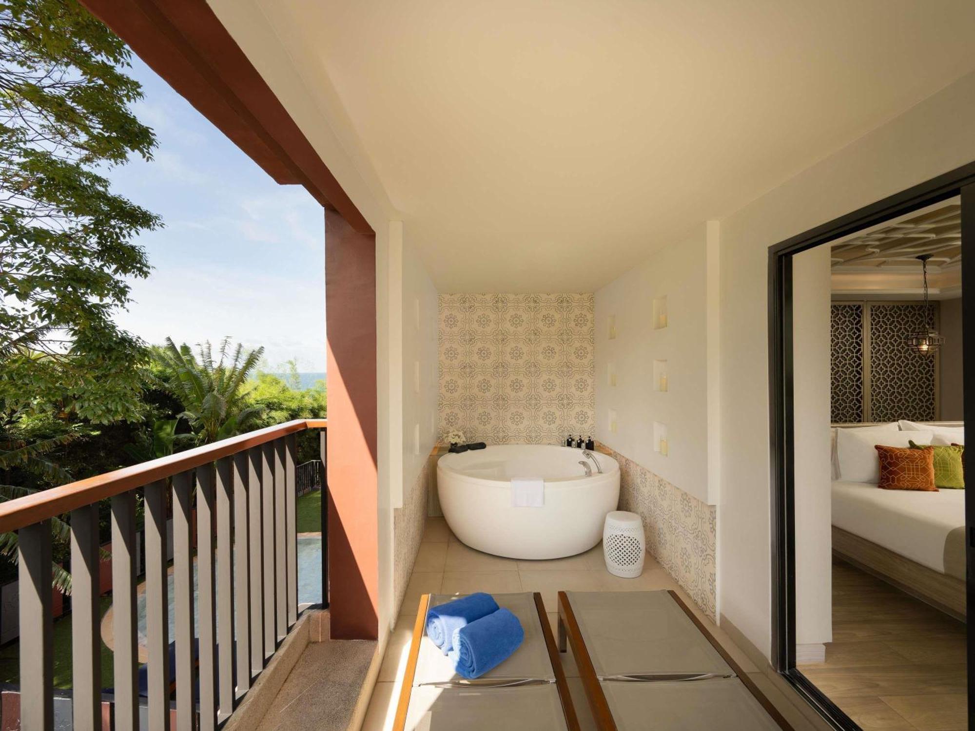 Deluxe Suite Whirlpool Bath – Mountain View