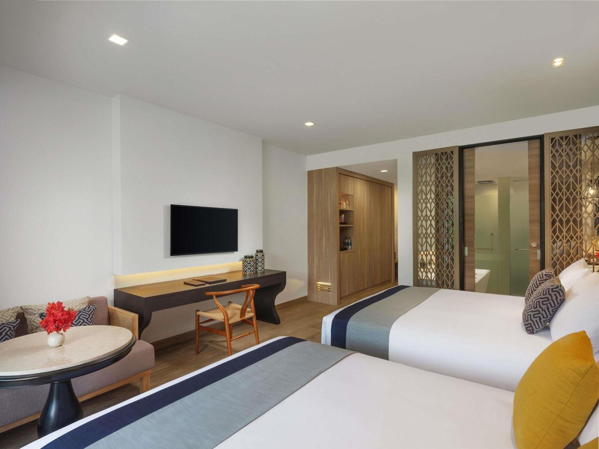 Deluxe Family Room Mountain View 1 King Bed 1 Queen Bed Balcony