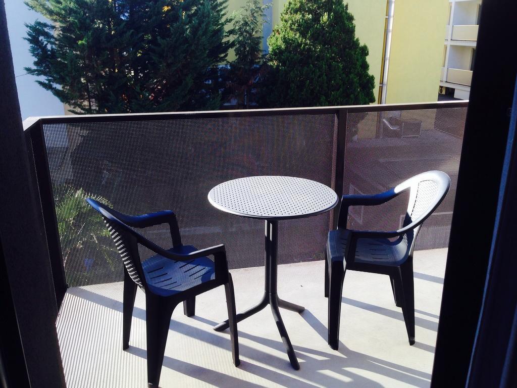 Zimmer mit Queensize-Bett und Balkon