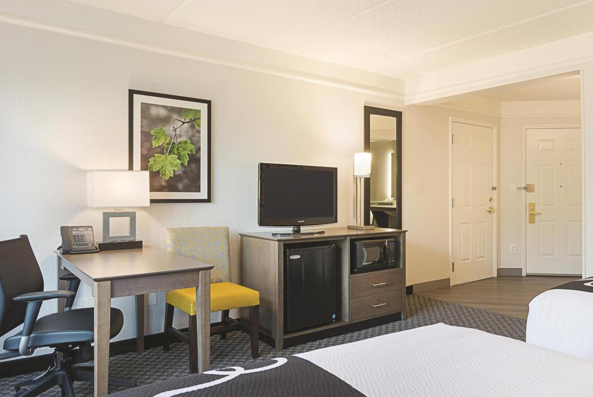 Double Room Two Double Beds Bathtub Mobility or Hearing Accessible Non-Smoking,1722943937:JPEG