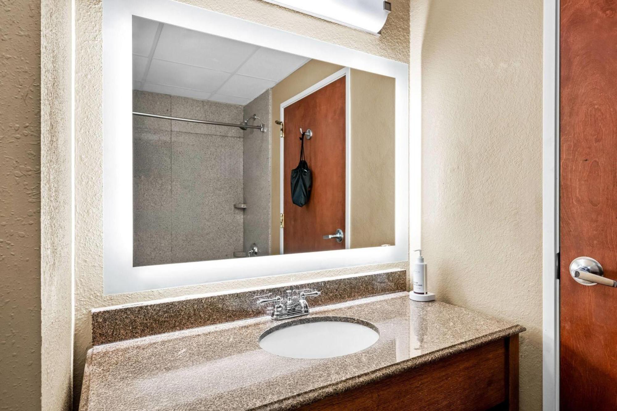 One-Bedroom Deluxe Family Queen Suite - Non-Smoking,1722950725:JPEG