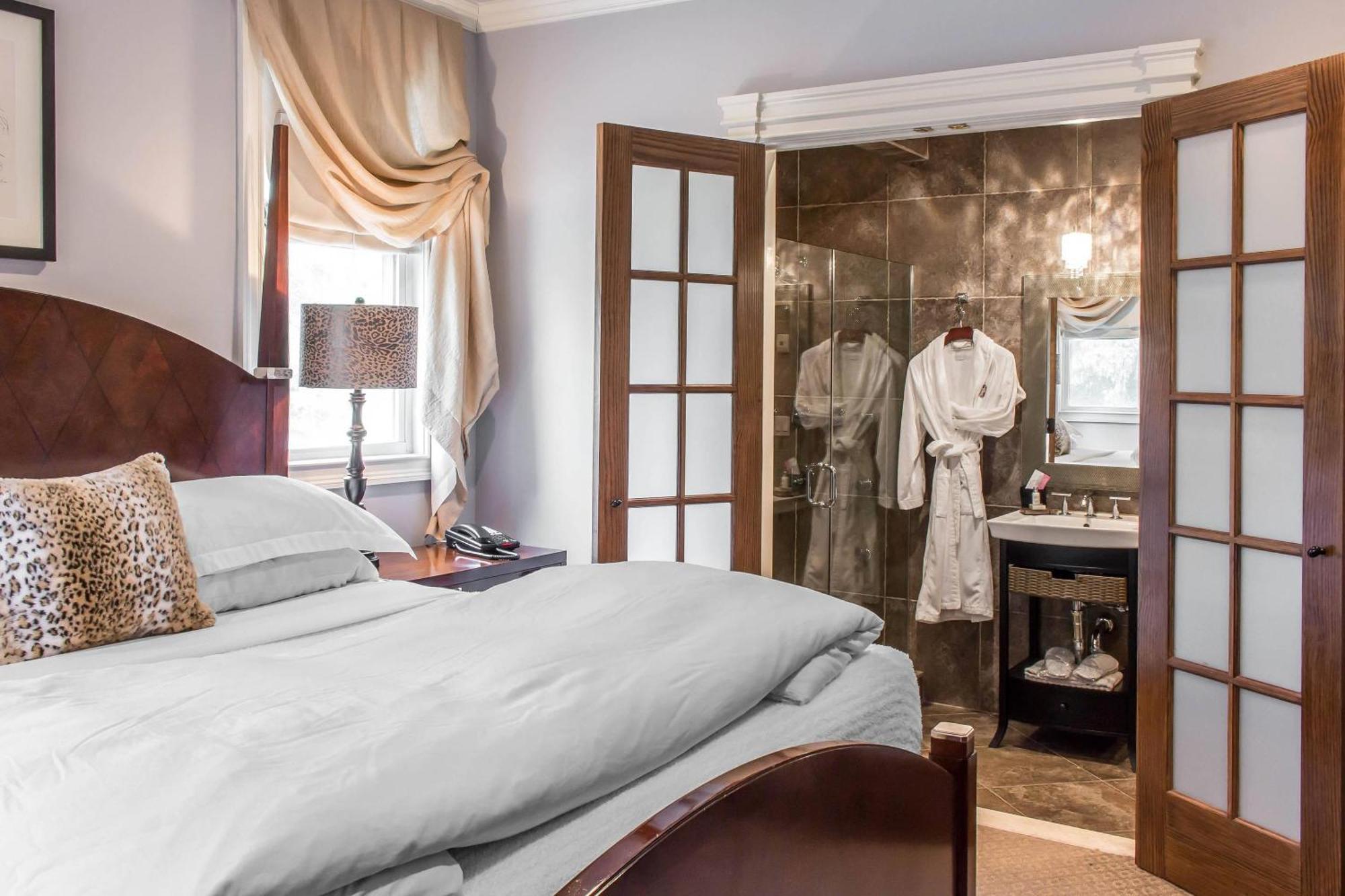 Deluxe King Room - Non-Smoking