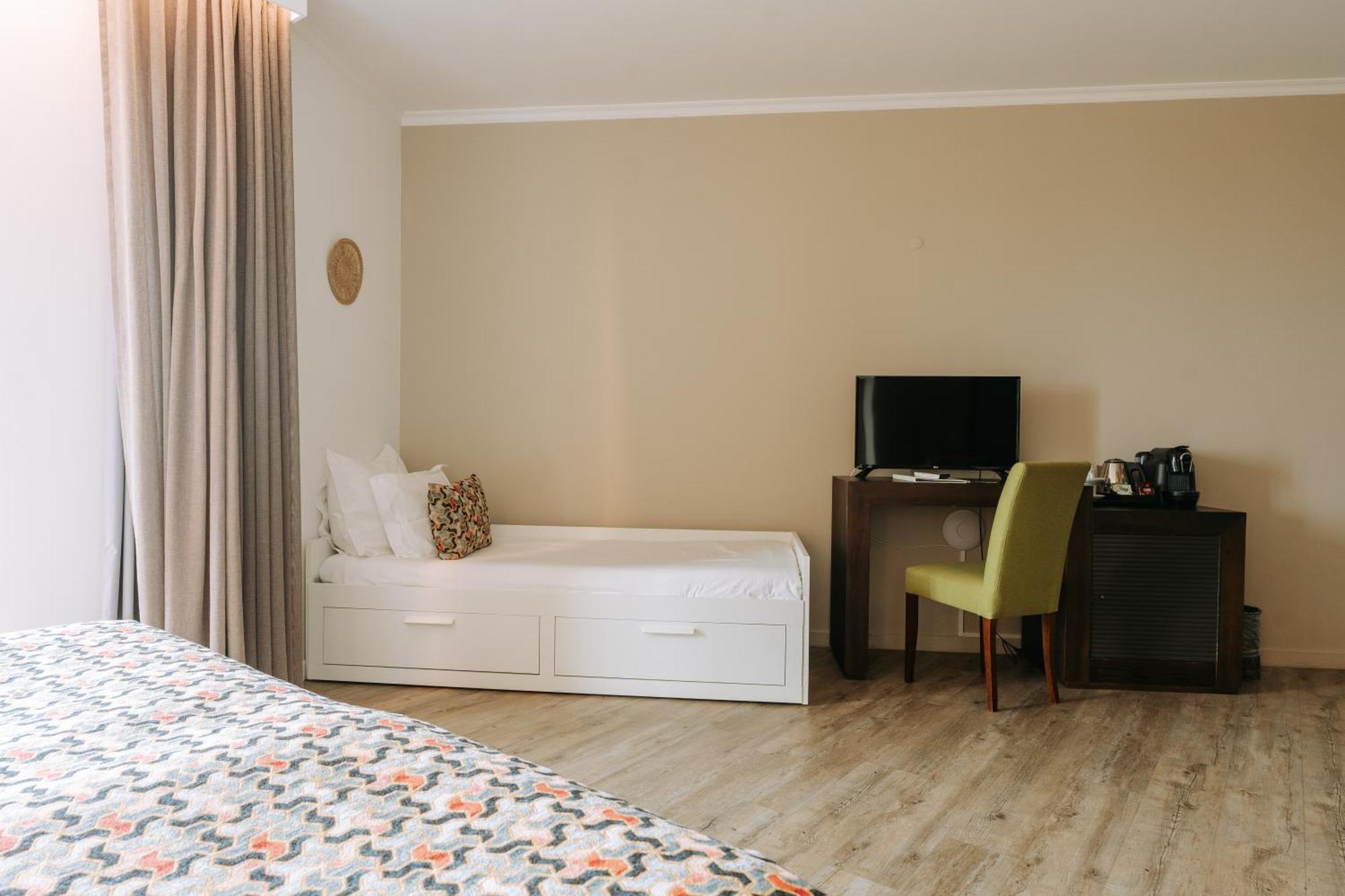 Quarto Twin com Vista Mar e 2 Camas Extra