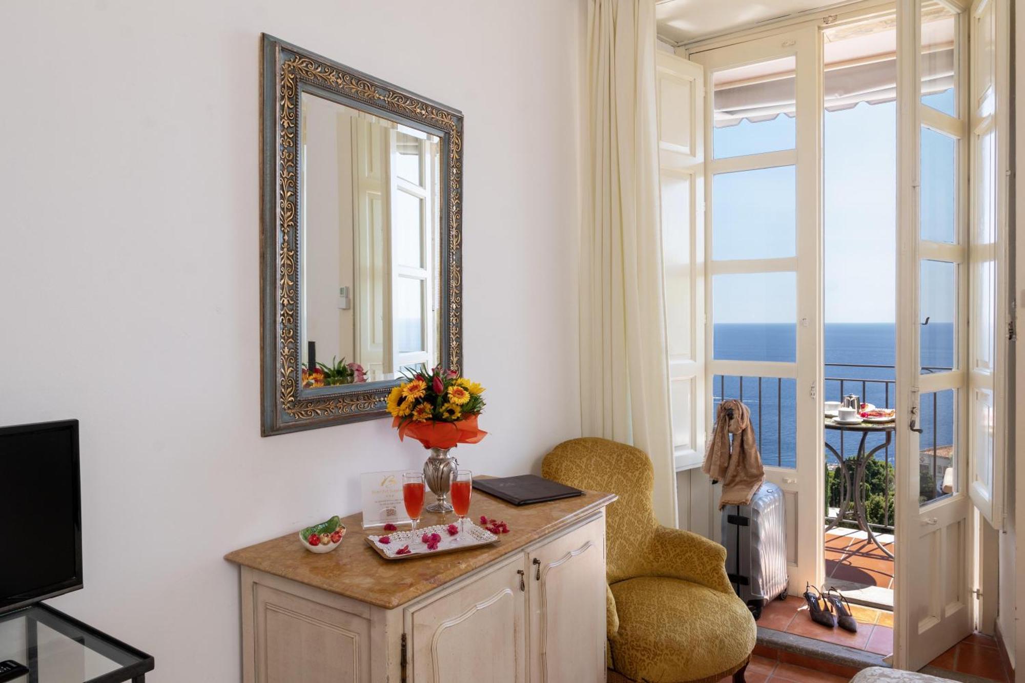 Camera Matrimoniale con Balcone e Vista Mare