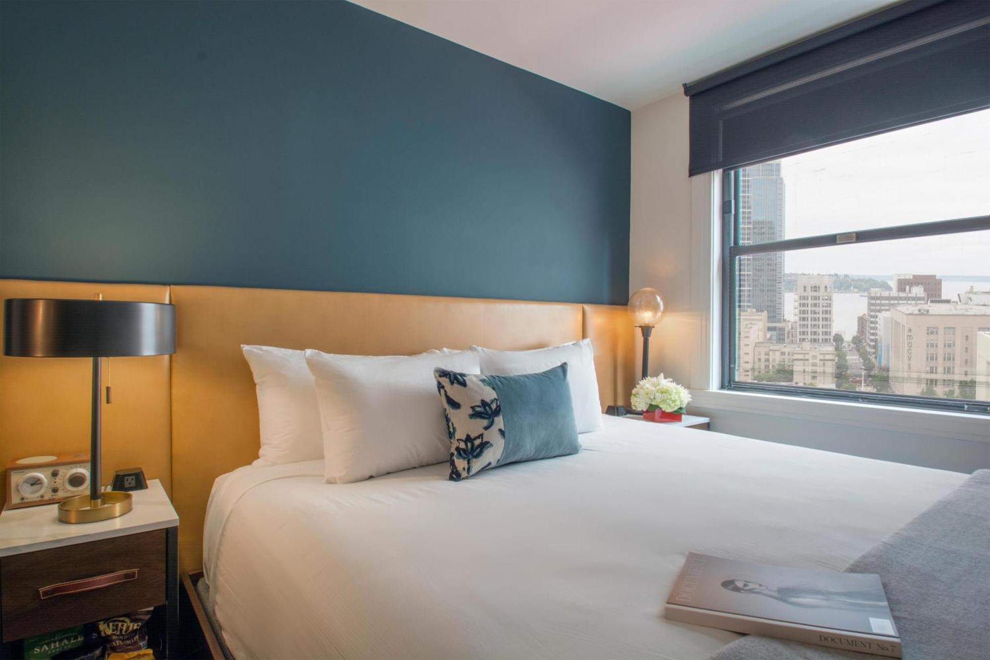 Quarto com Cama King-size e Vista da Cidade